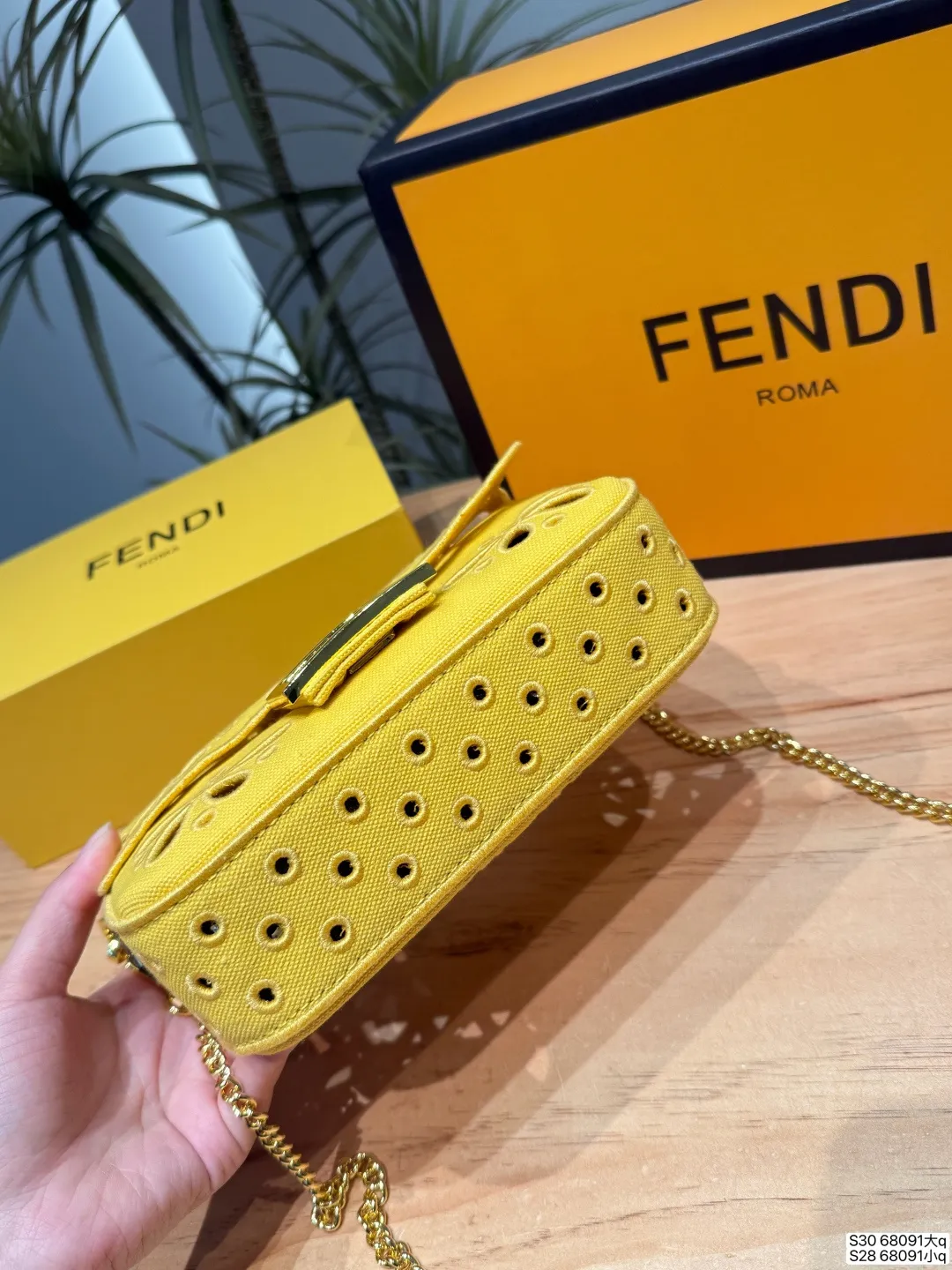 大号P200 小号P190 配折叠盒芬迪Fendi 法棍镂空花朵包💛 🍯像一块黄油曲奇!Fendimini法棍镂空花朵 谁能拒绝一只像黄油曲奇一样的包包啊!🍯 这只Fendi的Baguette明黄色的包身配上棕色的镂空小花刺绣,就像把春天的小雏菊和曲奇饼干的纹路都缝在了一起,甜而不腻,温柔又俏皮。 尺寸大25 16 小20 12 货号68091