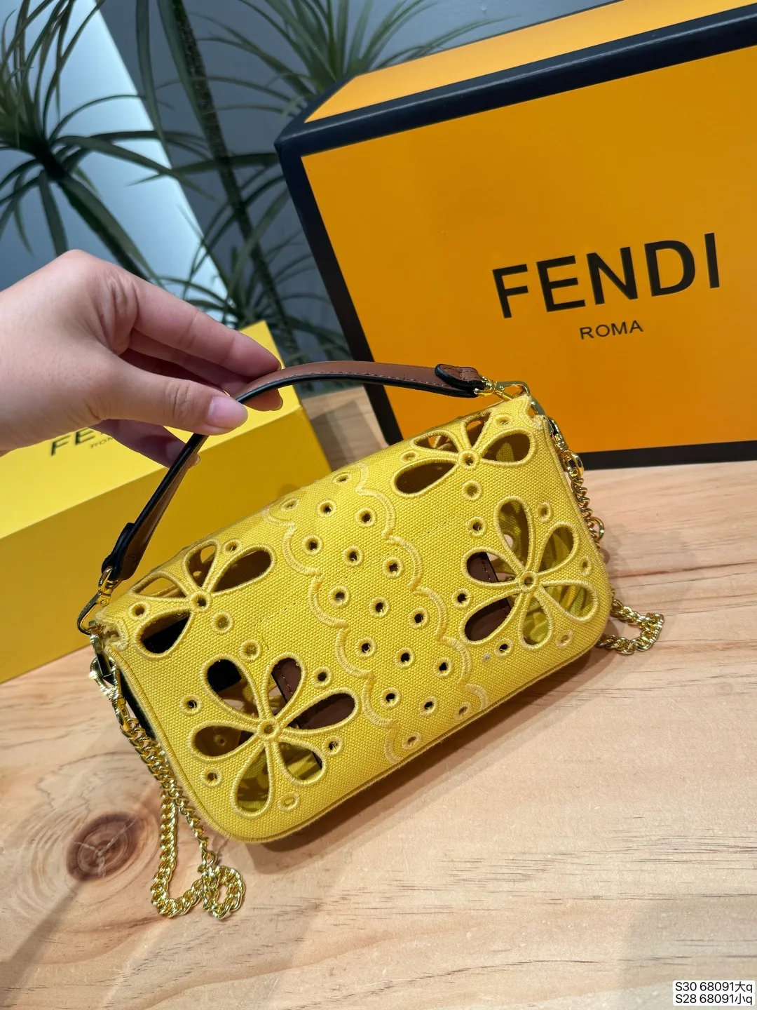 大号P200 小号P190 配折叠盒芬迪Fendi 法棍镂空花朵包💛 🍯像一块黄油曲奇！Fendimini法棍镂空花朵 谁能拒绝一只像黄油曲奇一样的包包啊！🍯 这只Fendi的Baguette明黄色的包身配上棕色的镂空小花刺绣，就像把春天的小雏菊和曲奇饼干的纹路都缝在了一起，甜而不腻，温柔又俏皮。 尺寸大25 16 小20 12 货号68091