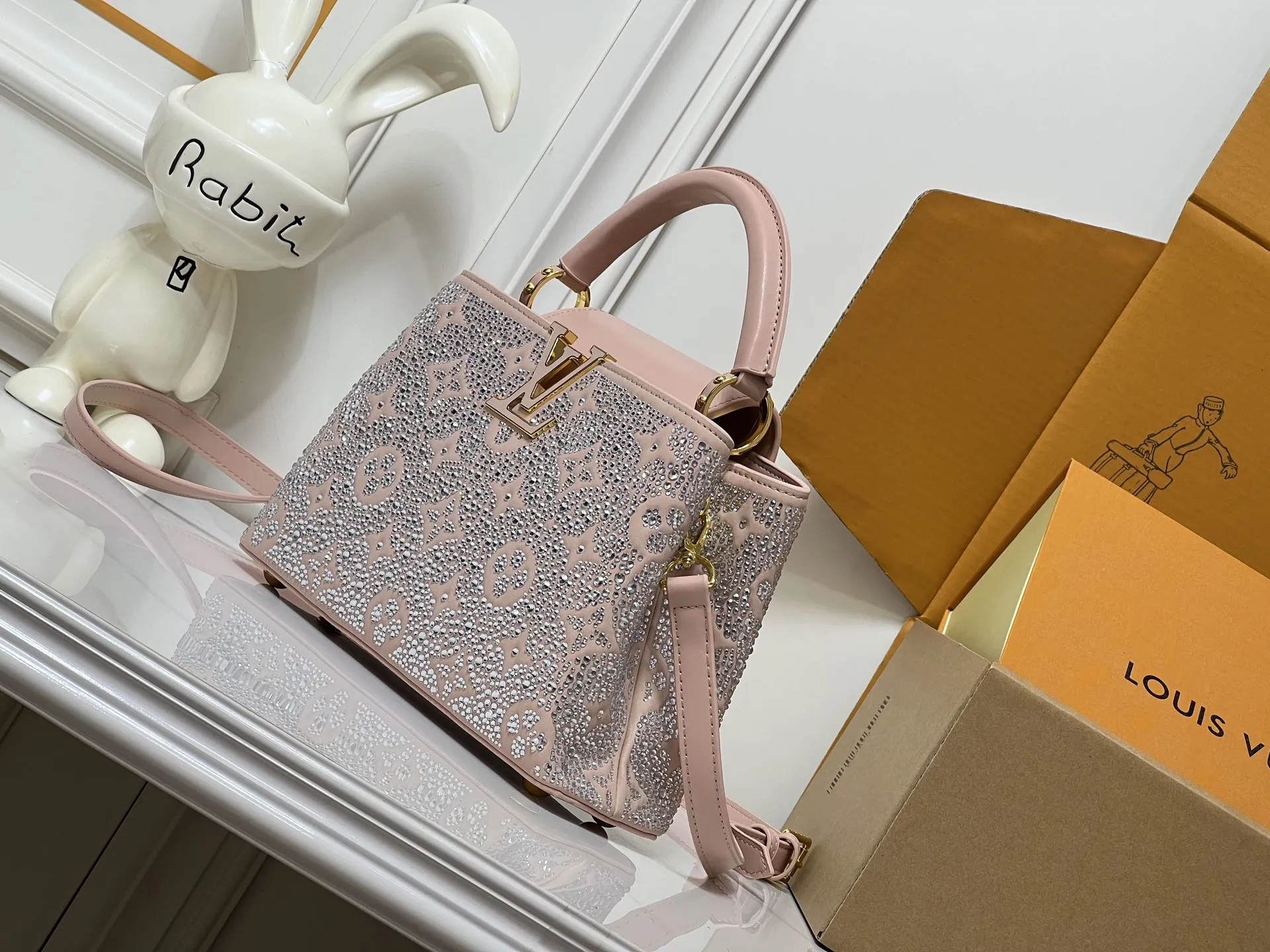 批205💰M27169 本款 LV Mirage 版 Capucines Nano 手袋出自 Exceptionals 系列，以丝缎 Taurillon 牛皮革成就晚宴佳选。Monogram 花卉闪烁仿水晶的璀璨光芒，金属 LV 字母续添瞩目华彩。内设贴袋和镜子，多重背携方式再现实用考量。尺寸27x 18x 9(厘米) ((长 x 高 x 宽)