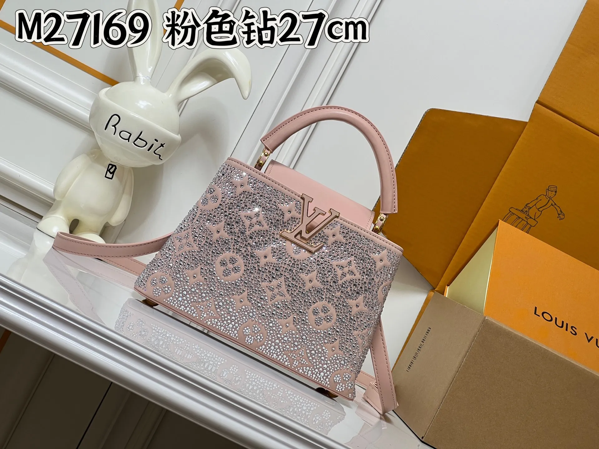 批205💰M27169 本款 LV Mirage 版 Capucines Nano 手袋出自 Exceptionals 系列,以丝缎 Taurillon 牛皮革成就晚宴佳选。Monogram 花卉闪烁仿水晶的璀璨光芒,金属 LV 字母续添瞩目华彩。内设贴袋和镜子,多重背携方式再现实用考量。尺寸27x 18x 9(厘米) ((长 x 高 x 宽)