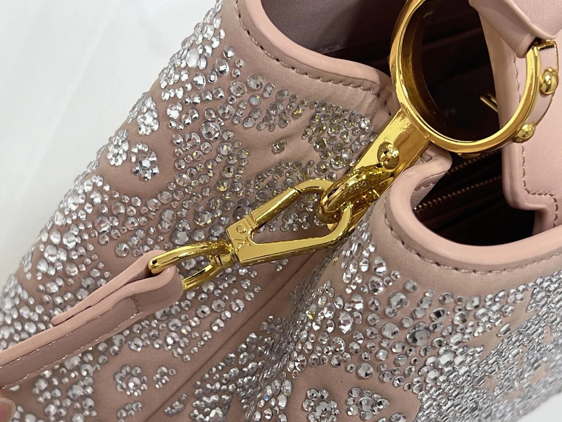 批205💰M27169 本款 LV Mirage 版 Capucines Nano 手袋出自 Exceptionals 系列，以丝缎 Taurillon 牛皮革成就晚宴佳选。Monogram 花卉闪烁仿水晶的璀璨光芒，金属 LV 字母续添瞩目华彩。内设贴袋和镜子，多重背携方式再现实用考量。尺寸27x 18x 9(厘米) ((长 x 高 x 宽)
