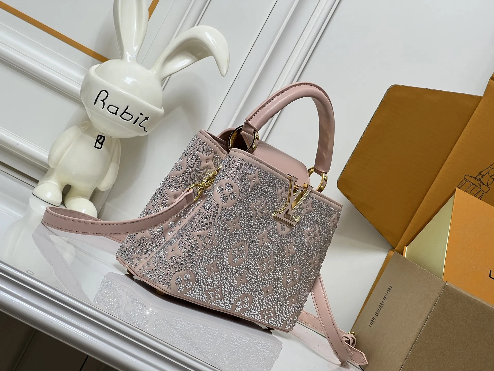 批205💰M27169 本款 LV Mirage 版 Capucines Nano 手袋出自 Exceptionals 系列，以丝缎 Taurillon 牛皮革成就晚宴佳选。Monogram 花卉闪烁仿水晶的璀璨光芒，金属 LV 字母续添瞩目华彩。内设贴袋和镜子，多重背携方式再现实用考量。尺寸27x 18x 9(厘米) ((长 x 高 x 宽)
