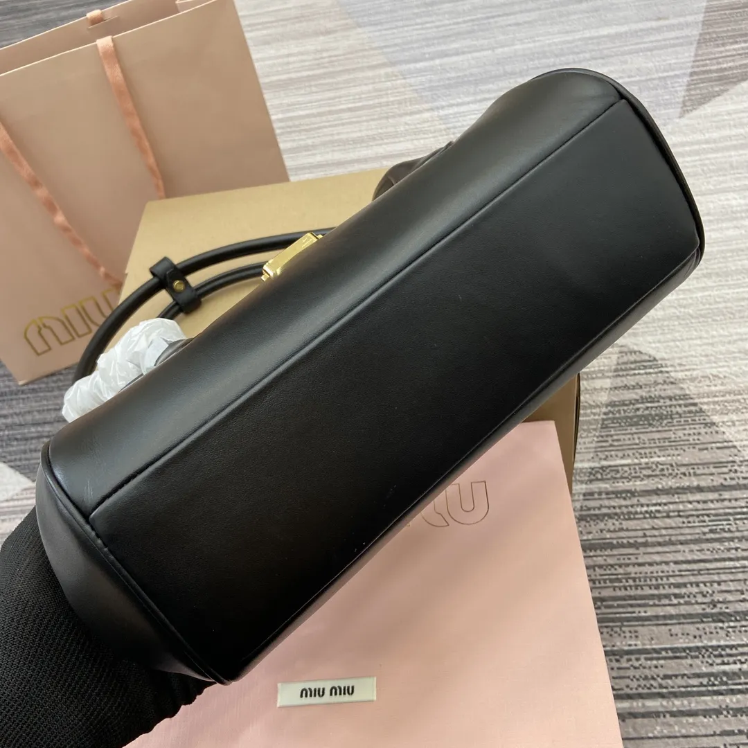 p900。【配全套专柜包装】‼️MIUMIU 24ss秋冬新款法棍包 法棍设计风格引领潮流新趋势,充满”少女情怀“围绕着书卷气展开,不羁且潇酒的大小姐风随意的人生态度,展现专属miumiu 女孩的独特,不大不小刚刚好的一只可甜辣可帅气 容量也满足日常出门所需好看又实用 很难不爱它诶! 型号:5BD265。 28x11x15cm:28x11x15cm。 颜色:黑色全皮/原厂皮。