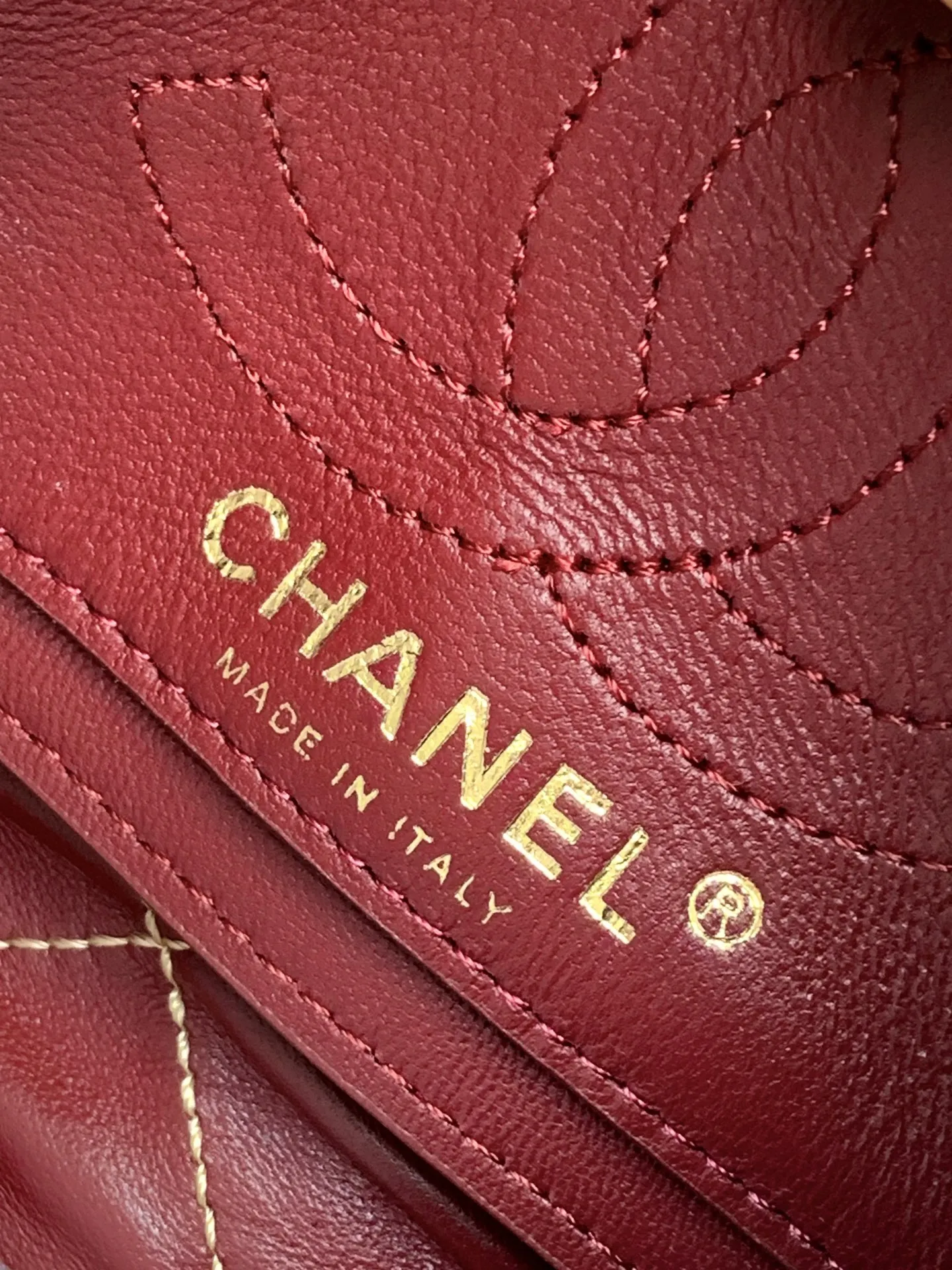 OHANEL🚩🚩🚩26s黑hobo手提单肩斜挎包👜谁懂啊!我的梦中情包!!!一眼👀沦陷的程度!!真的美到让人失语黑色菱格+做旧金扣，复古感拉满，自带老电影滤镜上身那一刻，直接