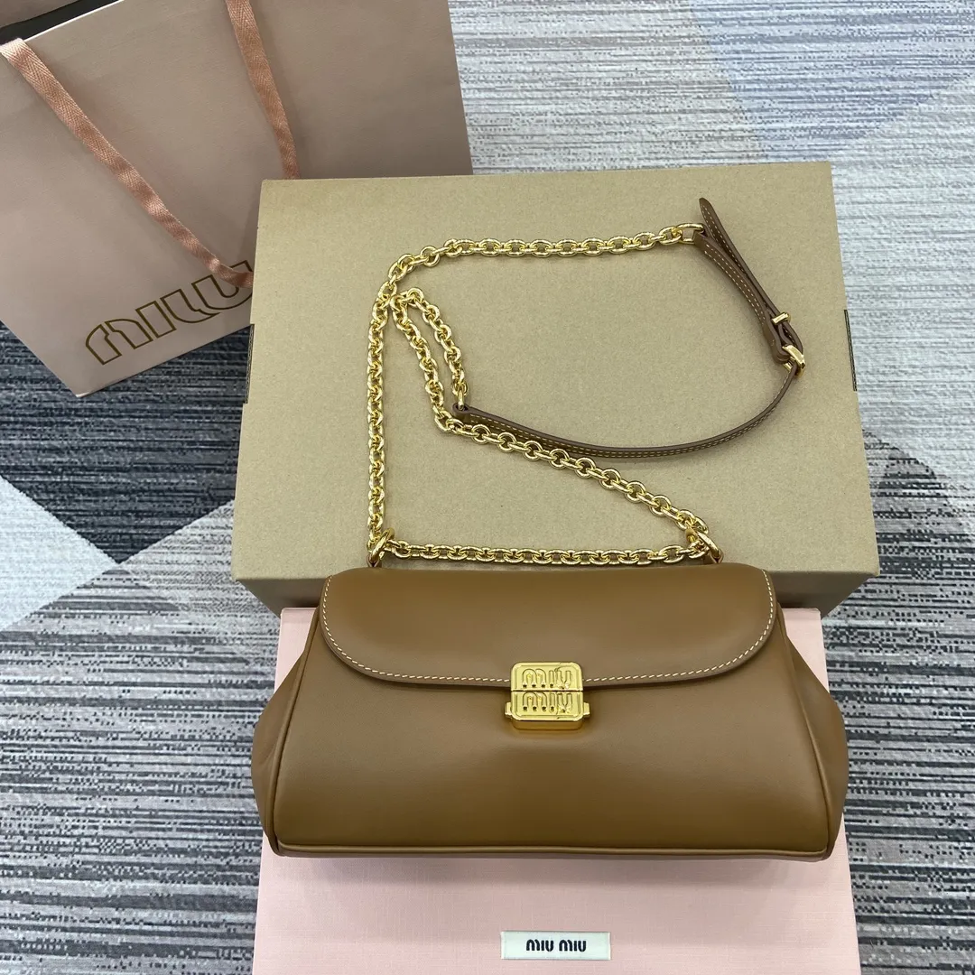 p900。【配全套专柜包装】‼️ MiuM新品法棍包，这款单肩包延续经典设计，采用轻薄填充皮革设计，别具一格，顶级小牛皮材质，搭配优雅的正面翻盖与可调节金属肩带，风格百变多样，精致优雅，随性慵懒，日常休闲，上班通勤，怎么搭都好看！ 型号：5BD266。 24x13.5x9cm：24x13.5x9cm。 颜色：棕色全皮/原厂皮。