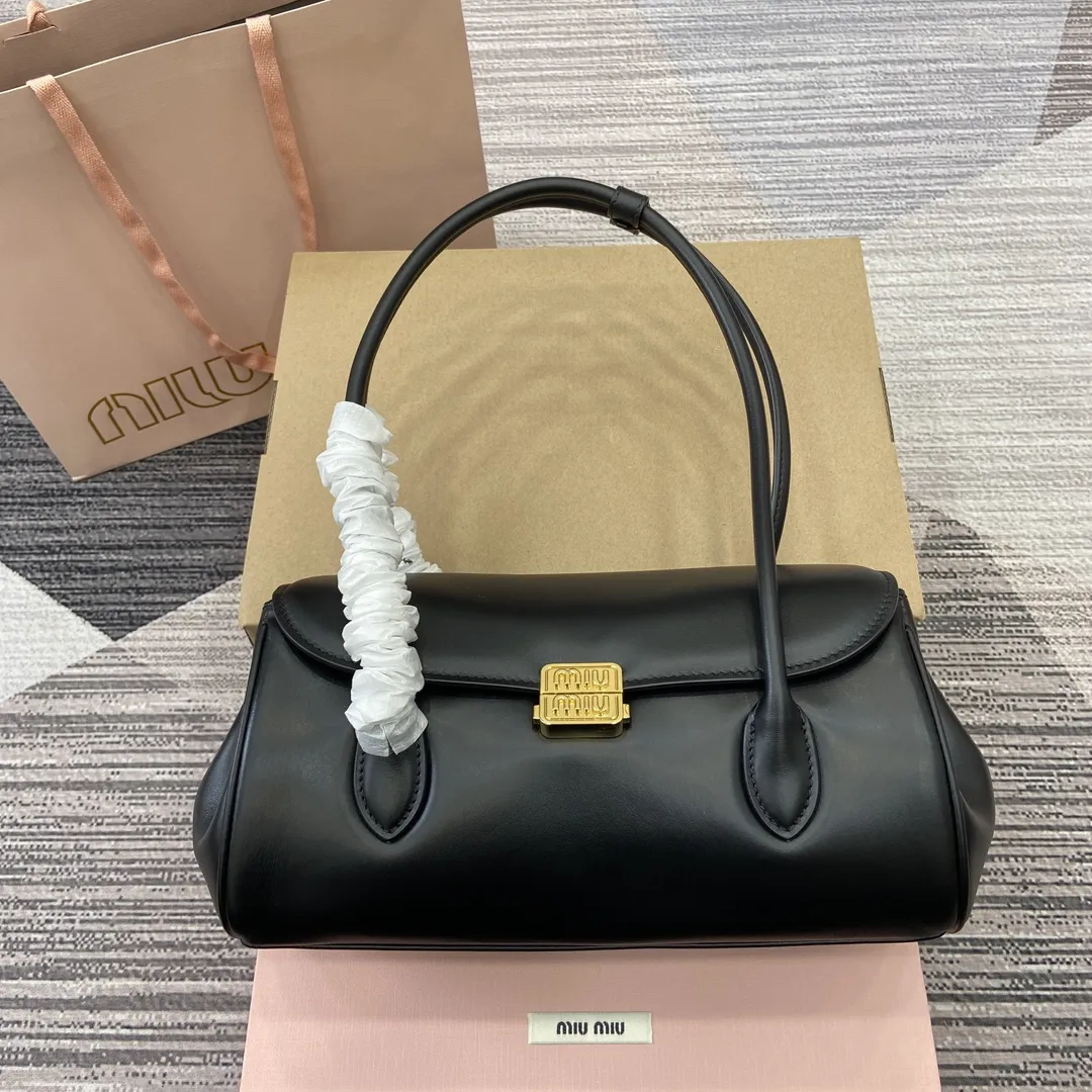 p900。【配全套专柜包装】‼️MIUMIU 24ss秋冬新款法棍包 法棍设计风格引领潮流新趋势,充满”少女情怀“围绕着书卷气展开,不羁且潇酒的大小姐风随意的人生态度,展现专属miumiu 女孩的独特,不大不小刚刚好的一只可甜辣可帅气 容量也满足日常出门所需好看又实用 很难不爱它诶! 型号:5BD265。 28x11x15cm:28x11x15cm。 颜色:黑色全皮/原厂皮。