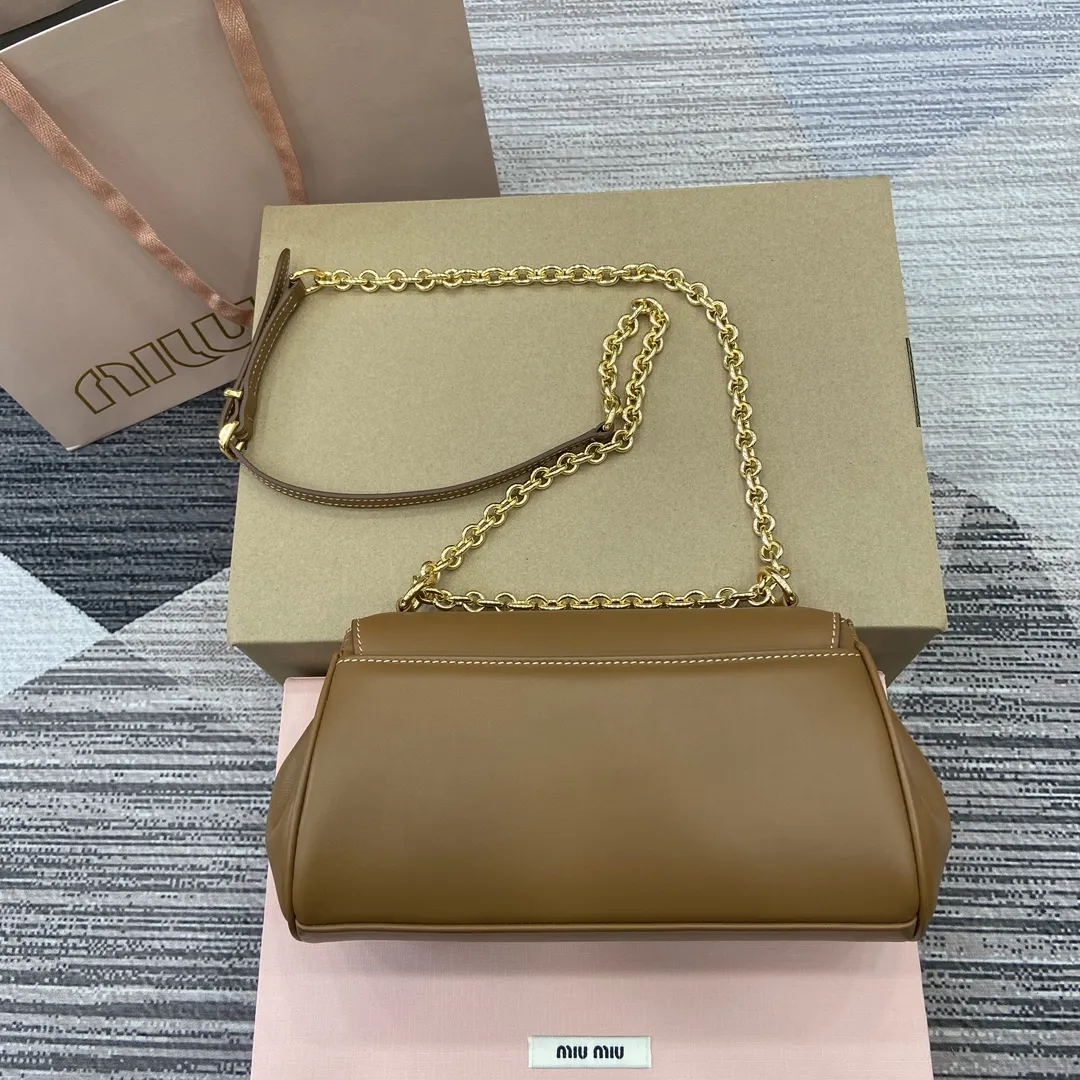 p900。【配全套专柜包装】‼️ MiuM新品法棍包,这款单肩包延续经典设计,采用轻薄填充皮革设计,别具一格,顶级小牛皮材质,搭配优雅的正面翻盖与可调节金属肩带,风格百变多样,精致优雅,随性慵懒,日常休闲,上班通勤,怎么搭都好看! 型号:5BD266。 24x13.5x9cm:24x13.5x9cm。 颜色:棕色全皮/原厂皮。
