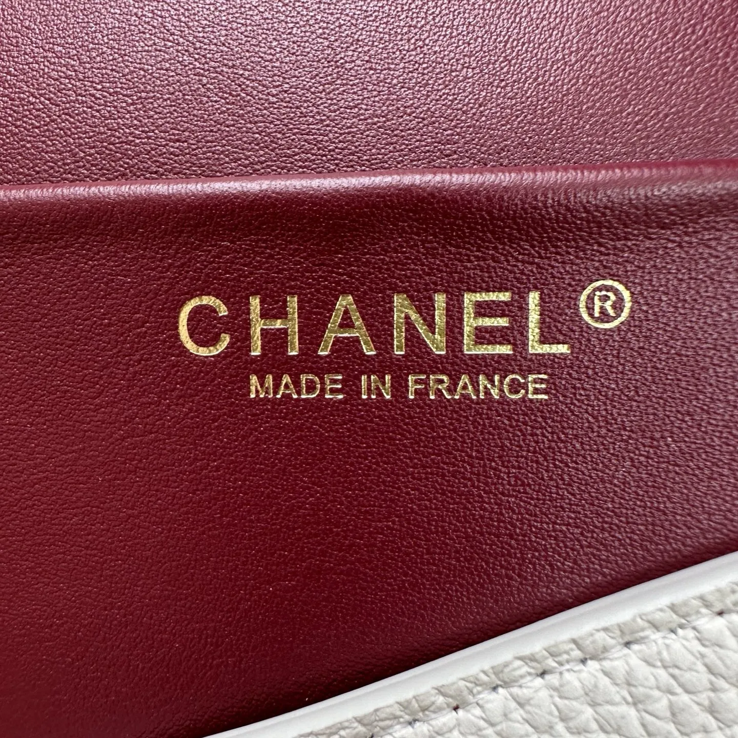大號尺寸《金扣》🤩🤩🤩 💠💠💠《奶白色》大小号金扣、银扣！CHANEL 26A🚩🚩🚩春夏系列👍👍谷爱凌同款大号口盖包👜谷爱凌同款，无疑又是🔥，非常红！GD同款MIX口盖包精致、酷飒风，把高级感焊在身上，复古又大气，妥妥的造型灵魂，全黑look反而更显利落冷艳，拍照更有故事感maxi bag真的太适合春天了，既能撑得起正式场合，日常出街也能提升格调，时尚感太好磕🥂 就问一句你的cf有我大吗？[笑脸][笑脸]超级时髦[太阳]赚足回头率[爱心][爱心]皮质也是超舒服！超级推荐[太阳][太阳🌞尺寸: 39&times;28&times;11cm