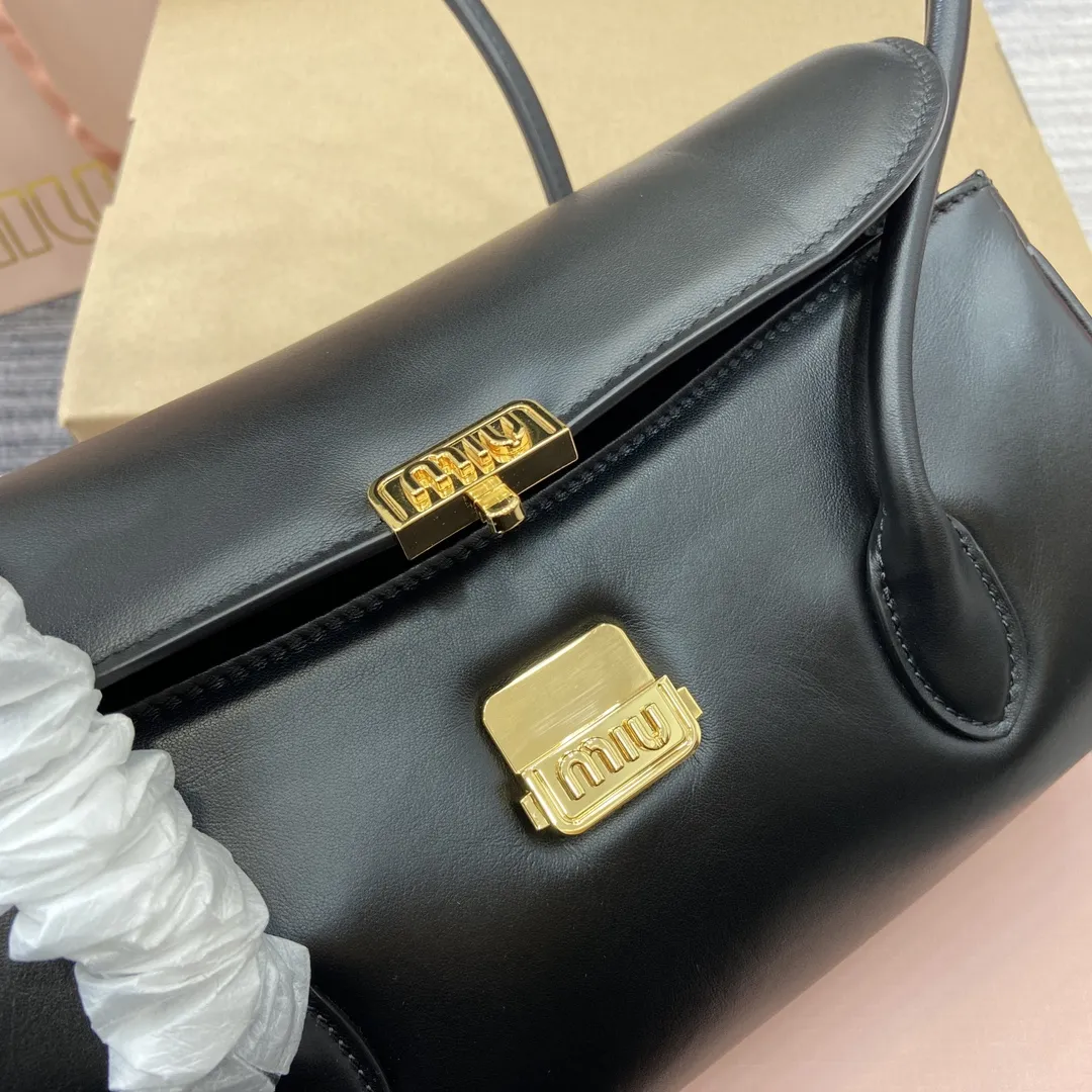 p900。【配全套专柜包装】‼️MIUMIU 24ss秋冬新款法棍包 法棍设计风格引领潮流新趋势，充满&rdquo;少女情怀&ldquo;围绕着书卷气展开，不羁且潇酒的大小姐风随意的人生态度，展现专属miumiu 女孩的独特，不大不小刚刚好的一只可甜辣可帅气 容量也满足日常出门所需好看又实用 很难不爱它诶！ 型号：5BD265。 28x11x15cm：28x11x15cm。 颜色：黑色全皮/原厂皮。
