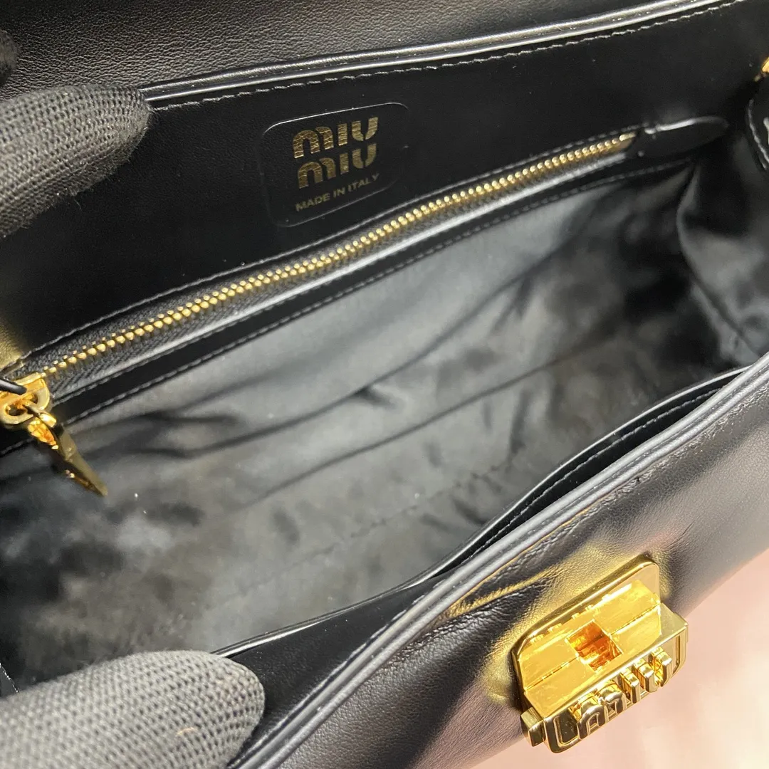 p900。【配全套专柜包装】‼️MIUMIU 24ss秋冬新款法棍包 法棍设计风格引领潮流新趋势,充满”少女情怀“围绕着书卷气展开,不羁且潇酒的大小姐风随意的人生态度,展现专属miumiu 女孩的独特,不大不小刚刚好的一只可甜辣可帅气 容量也满足日常出门所需好看又实用 很难不爱它诶! 型号:5BD265。 28x11x15cm:28x11x15cm。 颜色:黑色全皮/原厂皮。