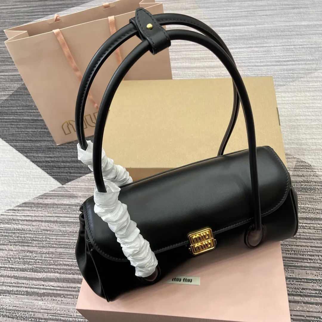 p900。【配全套专柜包装】‼️MIUMIU 24ss秋冬新款法棍包 法棍设计风格引领潮流新趋势,充满”少女情怀“围绕着书卷气展开,不羁且潇酒的大小姐风随意的人生态度,展现专属miumiu 女孩的独特,不大不小刚刚好的一只可甜辣可帅气 容量也满足日常出门所需好看又实用 很难不爱它诶! 型号:5BD265。 28x11x15cm:28x11x15cm。 颜色:黑色全皮/原厂皮。