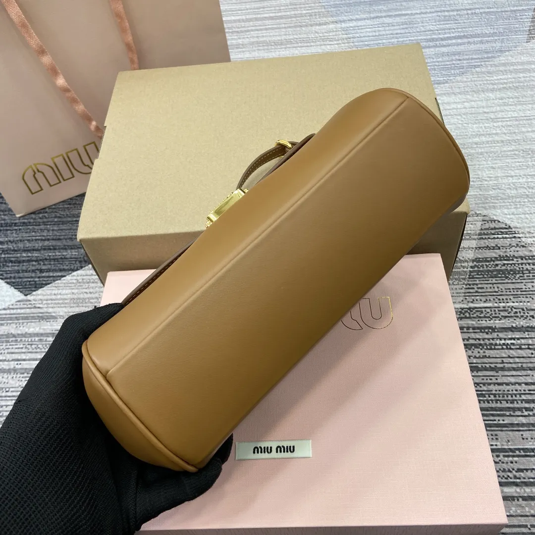 p900。【配全套专柜包装】‼️ MiuM新品法棍包，这款单肩包延续经典设计，采用轻薄填充皮革设计，别具一格，顶级小牛皮材质，搭配优雅的正面翻盖与可调节金属肩带，风格百变多样，精致优雅，随性慵懒，日常休闲，上班通勤，怎么搭都好看！ 型号：5BD266。 24x13.5x9cm：24x13.5x9cm。 颜色：棕色全皮/原厂皮。