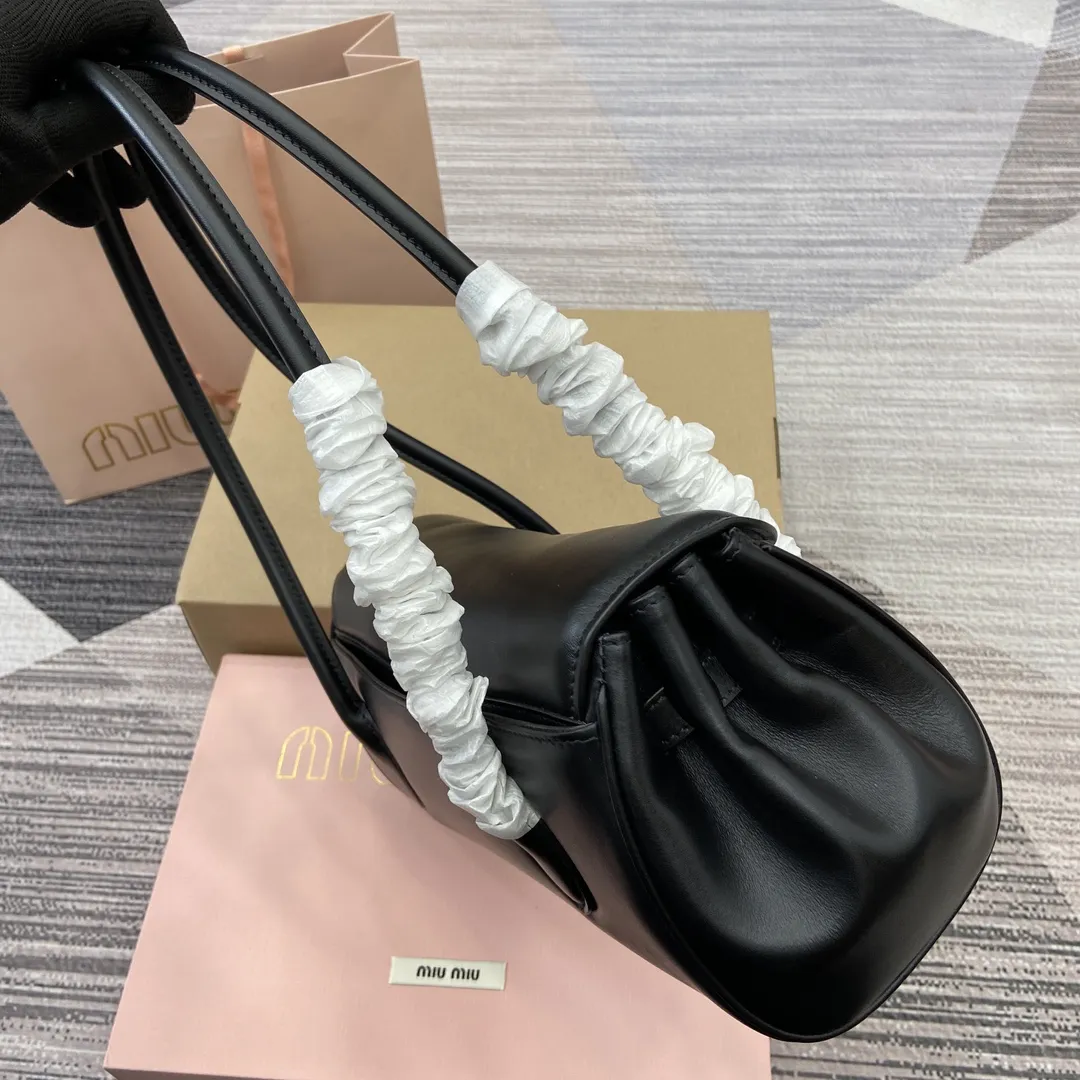 p900。【配全套专柜包装】‼️MIUMIU 24ss秋冬新款法棍包 法棍设计风格引领潮流新趋势,充满”少女情怀“围绕着书卷气展开,不羁且潇酒的大小姐风随意的人生态度,展现专属miumiu 女孩的独特,不大不小刚刚好的一只可甜辣可帅气 容量也满足日常出门所需好看又实用 很难不爱它诶! 型号:5BD265。 28x11x15cm:28x11x15cm。 颜色:黑色全皮/原厂皮。
