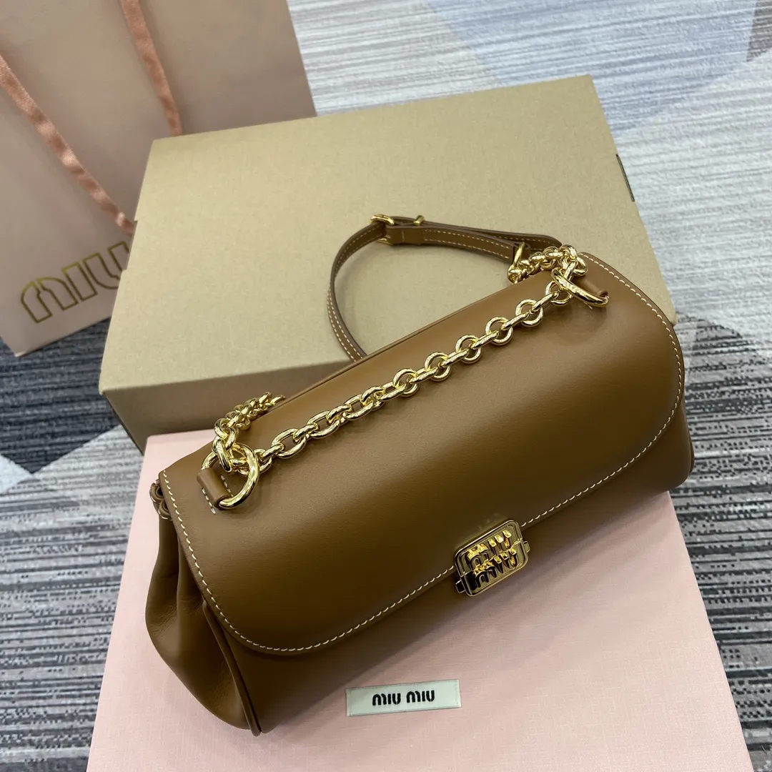 p900。【配全套专柜包装】‼️ MiuM新品法棍包，这款单肩包延续经典设计，采用轻薄填充皮革设计，别具一格，顶级小牛皮材质，搭配优雅的正面翻盖与可调节金属肩带，风格百变多样，精致优雅，随性慵懒，日常休闲，上班通勤，怎么搭都好看！ 型号：5BD266。 24x13.5x9cm：24x13.5x9cm。 颜色：棕色全皮/原厂皮。