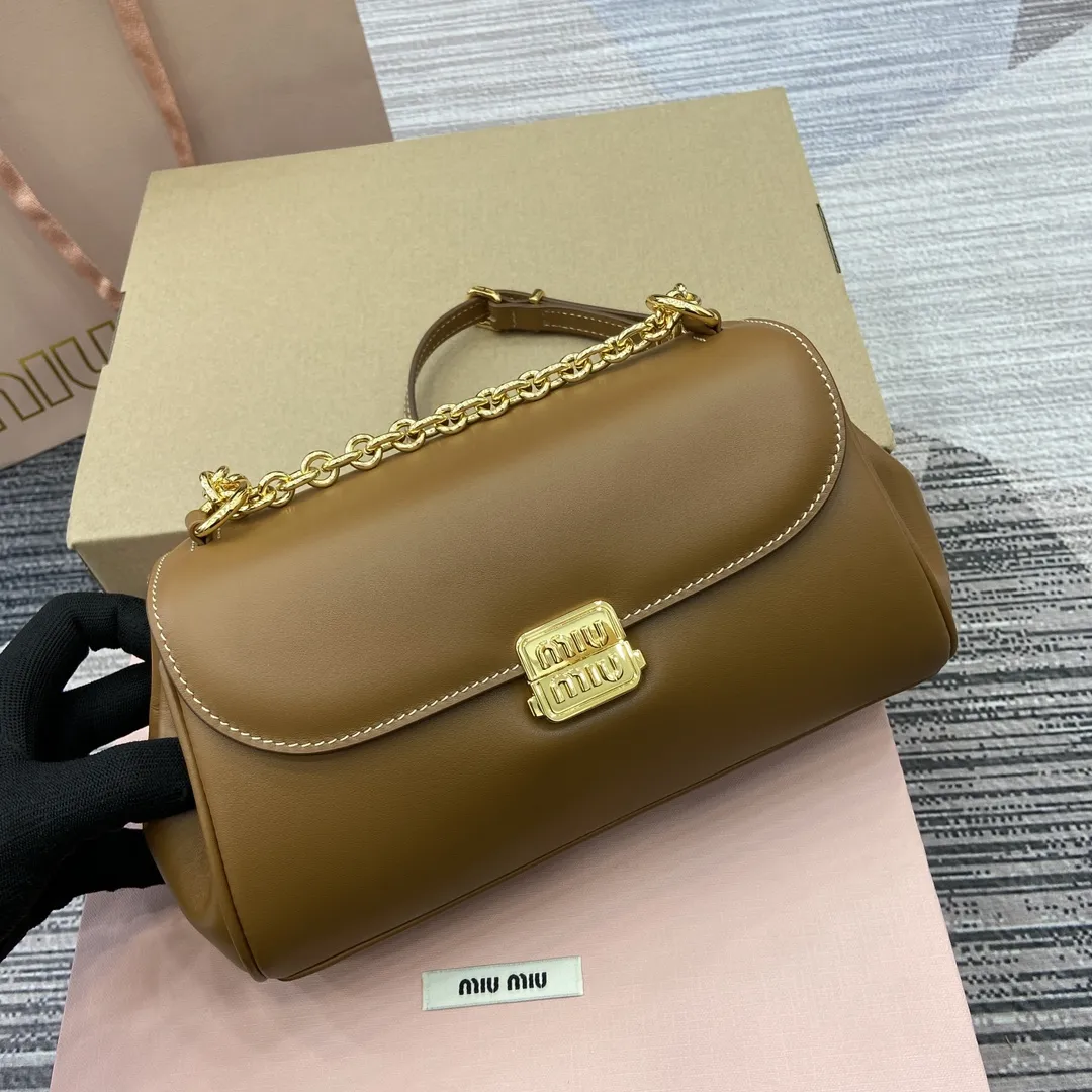 p900。【配全套专柜包装】‼️ MiuM新品法棍包,这款单肩包延续经典设计,采用轻薄填充皮革设计,别具一格,顶级小牛皮材质,搭配优雅的正面翻盖与可调节金属肩带,风格百变多样,精致优雅,随性慵懒,日常休闲,上班通勤,怎么搭都好看! 型号:5BD266。 24x13.5x9cm:24x13.5x9cm。 颜色:棕色全皮/原厂皮。