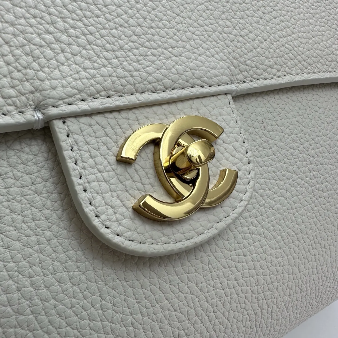 大號尺寸《金扣》🤩🤩🤩 💠💠💠《奶白色》大小号金扣、银扣！CHANEL 26A🚩🚩🚩春夏系列👍👍谷爱凌同款大号口盖包👜谷爱凌同款，无疑又是🔥，非常红！GD同款MIX口盖包精致、酷飒风，把高级感焊在身上，复古又大气，妥妥的造型灵魂，全黑look反而更显利落冷艳，拍照更有故事感maxi bag真的太适合春天了，既能撑得起正式场合，日常出街也能提升格调，时尚感太好磕🥂 就问一句你的cf有我大吗？[笑脸][笑脸]超级时髦[太阳]赚足回头率[爱心][爱心]皮质也是超舒服！超级推荐[太阳][太阳🌞尺寸: 39&times;28&times;11cm