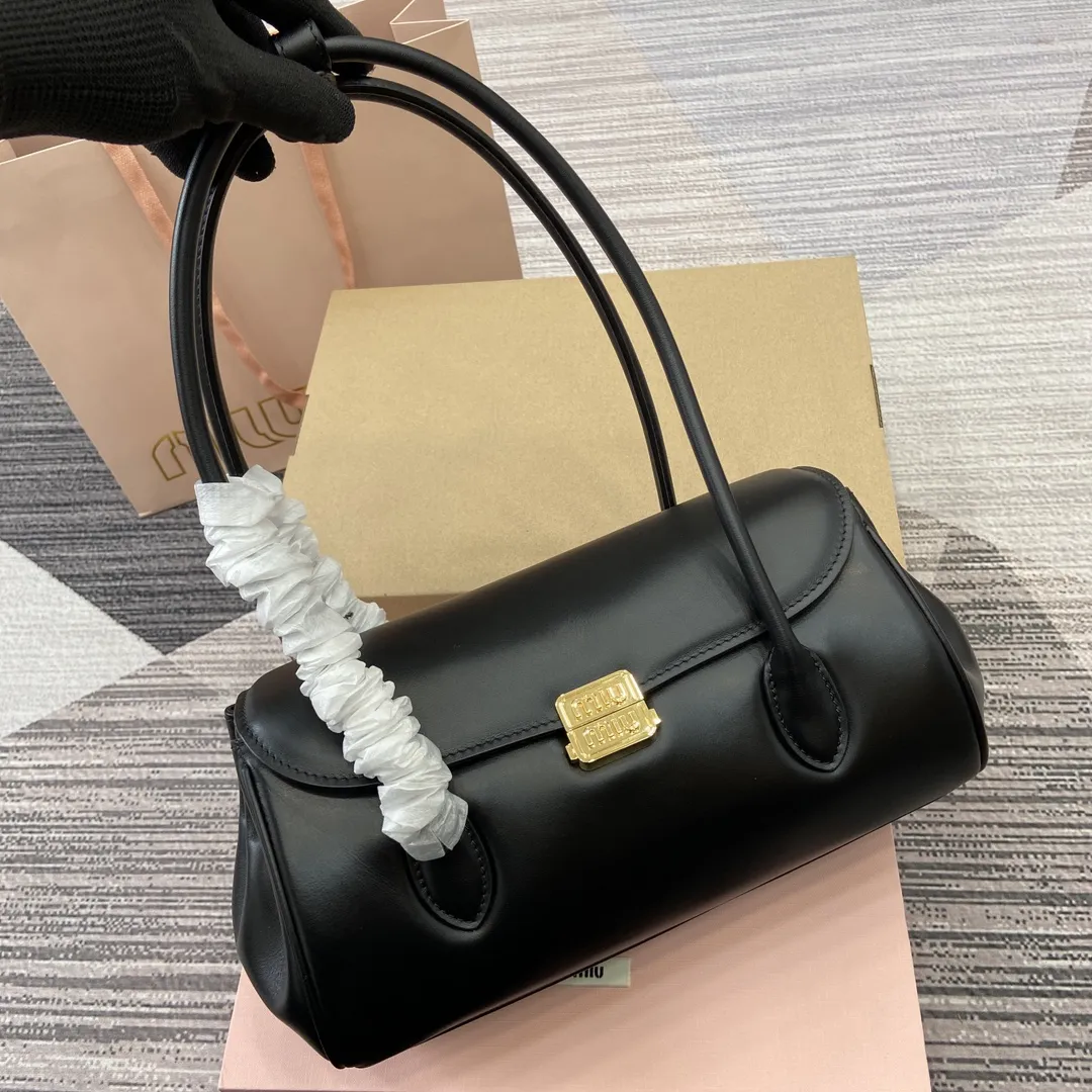 p900。【配全套专柜包装】‼️MIUMIU 24ss秋冬新款法棍包 法棍设计风格引领潮流新趋势，充满&rdquo;少女情怀&ldquo;围绕着书卷气展开，不羁且潇酒的大小姐风随意的人生态度，展现专属miumiu 女孩的独特，不大不小刚刚好的一只可甜辣可帅气 容量也满足日常出门所需好看又实用 很难不爱它诶！ 型号：5BD265。 28x11x15cm：28x11x15cm。 颜色：黑色全皮/原厂皮。