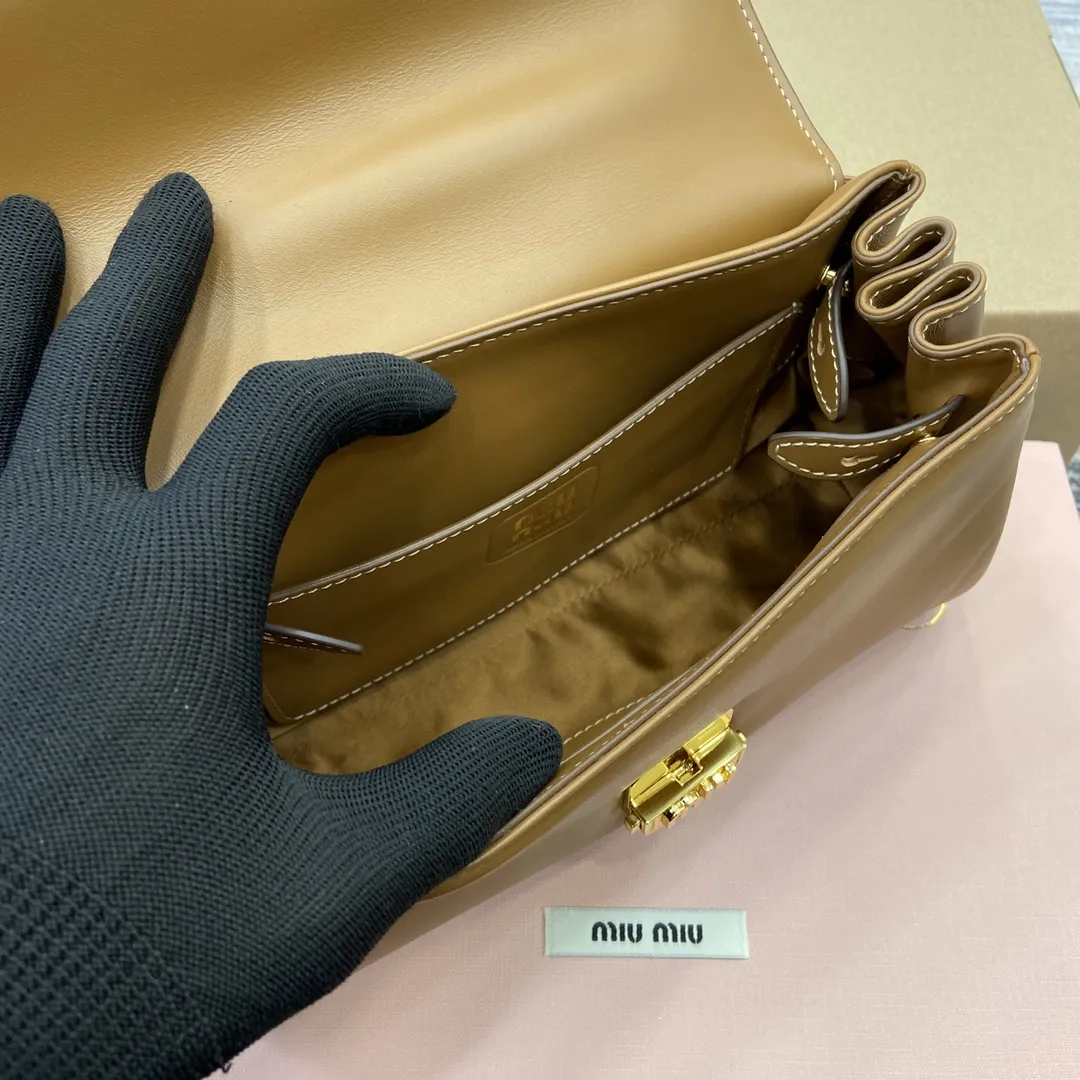p900。【配全套专柜包装】‼️ MiuM新品法棍包,这款单肩包延续经典设计,采用轻薄填充皮革设计,别具一格,顶级小牛皮材质,搭配优雅的正面翻盖与可调节金属肩带,风格百变多样,精致优雅,随性慵懒,日常休闲,上班通勤,怎么搭都好看! 型号:5BD266。 24x13.5x9cm:24x13.5x9cm。 颜色:棕色全皮/原厂皮。