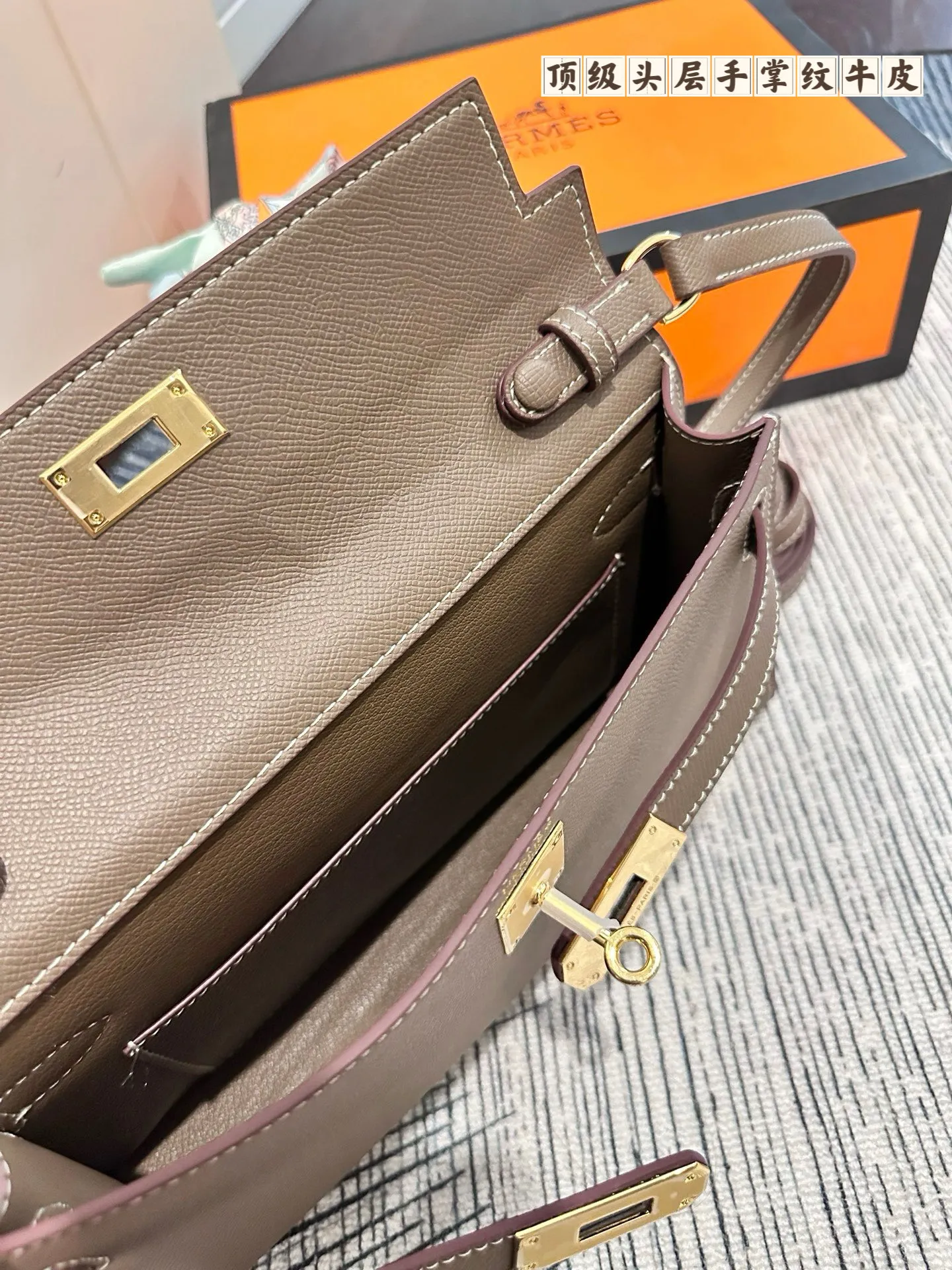 p205 牛皮 折叠礼盒包装 Kelly Elan真正意义上的腋下包 爱马仕Kelly Elan真的是小众宝藏款！ 尺寸：27*5*15cm