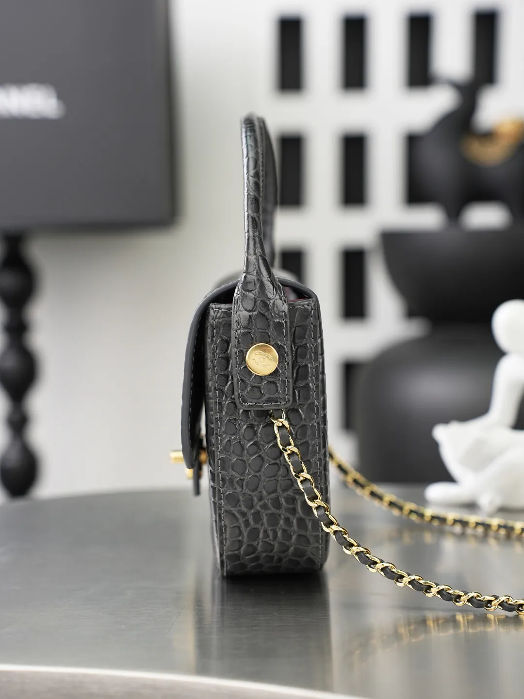 💼𝑪𝒉𝒂𝒏𝒆𝒍 𝟐𝟔𝑨 | 新品🆕手柄口盖包👜 💜独家背景💜实物实拍/顶级质量 ✨深灰色亮面漆皮菱格链条包🖤,细腻亮泽漆皮搭配工整菱格绗缝🌼,冷调银质锁扣简约高级,可调节穿皮金属链条随心调整长度,单肩斜挎都合适,包身轮廓立体有型,内衬细腻耐磨,五金纹路做工精细,低调灰调自带清冷高级感☀️,通勤日常搭配各类服饰都很出彩。 款号:6424 深灰色鳄鱼纹 尺寸:𝟏𝟒.𝟓×𝟏𝟗.𝟓×𝟓𝒄𝒎