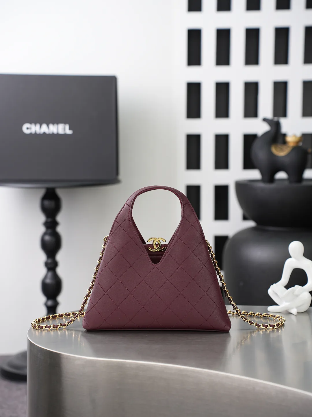 💼𝑪𝒉𝒂𝒏𝒆𝒍 𝟐𝟔𝑨 | 高级手工坊系列👜 💜独家背景💜实物实拍/顶级质量 ✨酒红色小羊皮手提小包🍷,细腻平滑羊皮搭配规整菱格绗缝🌼,亮金色双C锁扣精致大气,自带一体手提柄,还配有穿皮金属链条,手提斜挎两种背法随心切换,包身三角造型柔和饱满,内衬同色系真皮,五金刻印清晰细腻,浓郁复古红自带氛围感☀️,日常出行、约会通勤都很适配。 款号:6392 酒红色牛皮/金扣 尺寸:𝟐𝟑×𝟐𝟑×𝟕𝒄𝒎/带包装盒