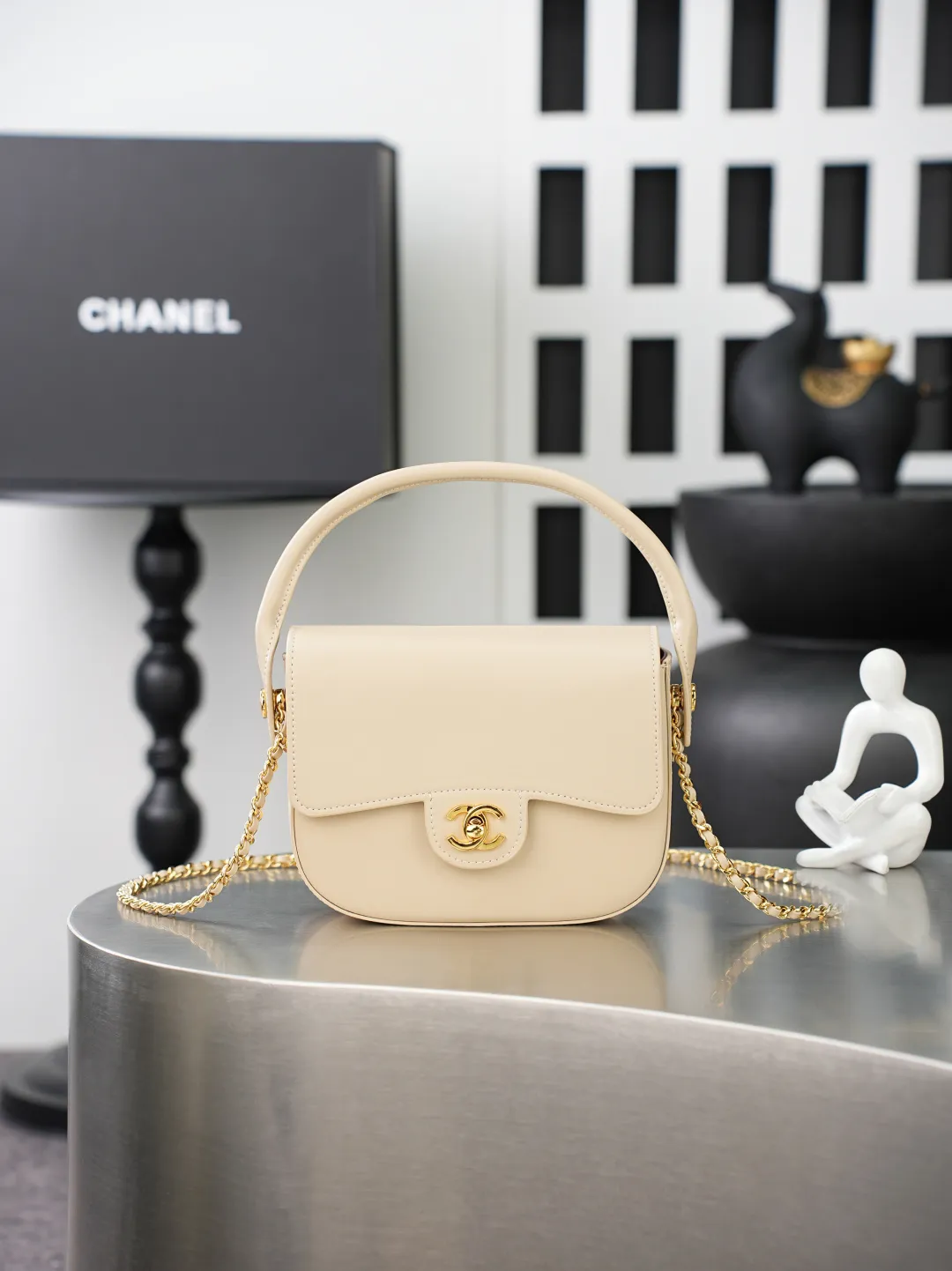 💼𝑪𝒉𝒂𝒏𝒆𝒍 𝟐𝟔𝑨 | 新品🆕手柄口盖包👜 💜独家背景💜实物实拍/顶级质量 ✨浅米色平滑光面小牛皮手提马鞍包🤍,细腻软糯的平纹牛皮搭配利落圆弧包身🌼,亮金色旋扣标识精致醒目,自带一体式同皮短提手,搭配可穿皮调节金属细链条,手提、斜挎两种背法随心切换,侧边皮扣细节做工工整,内里酒红色真皮衬里搭配金属刻印铭牌,走线细密均匀,柔和浅米色自带温婉日常氛围感☀️通勤约会各种穿搭都能轻松适配。 款号:6424 杏色牛皮 尺寸:𝟏𝟒.𝟓×𝟏𝟗.𝟓×𝟓𝒄𝒎