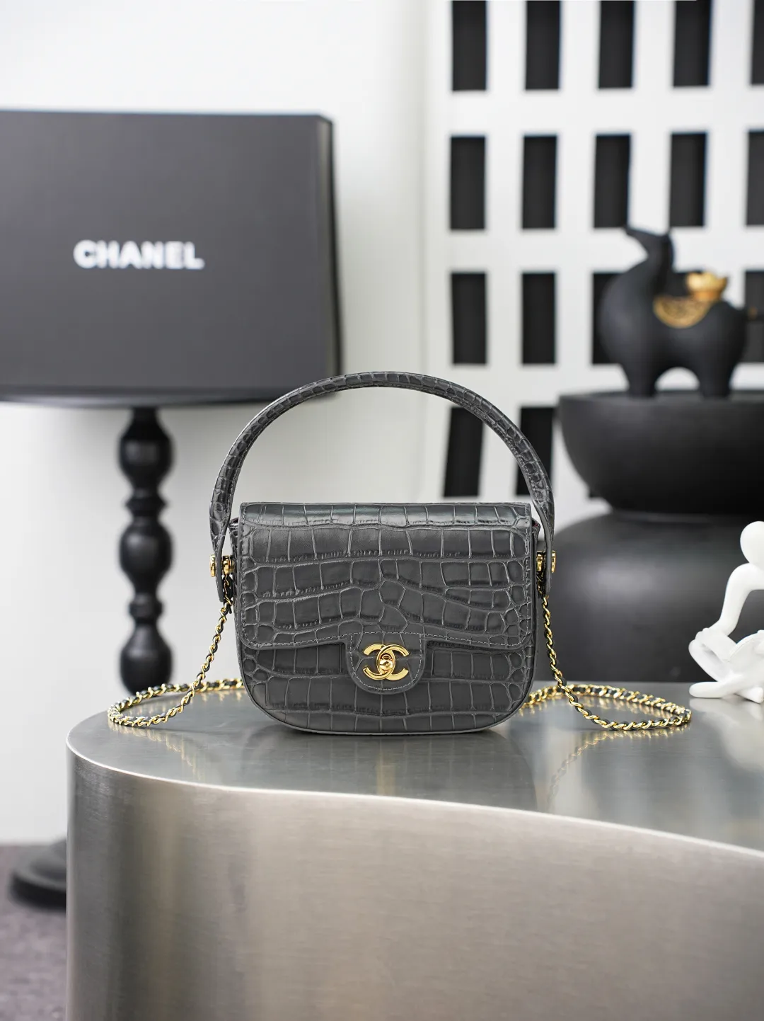 💼𝑪𝒉𝒂𝒏𝒆𝒍 𝟐𝟔𝑨 | 新品🆕手柄口盖包👜 💜独家背景💜实物实拍/顶级质量 ✨深灰色亮面漆皮菱格链条包🖤,细腻亮泽漆皮搭配工整菱格绗缝🌼,冷调银质锁扣简约高级,可调节穿皮金属链条随心调整长度,单肩斜挎都合适,包身轮廓立体有型,内衬细腻耐磨,五金纹路做工精细,低调灰调自带清冷高级感☀️,通勤日常搭配各类服饰都很出彩。 款号:6424 深灰色鳄鱼纹 尺寸:𝟏𝟒.𝟓×𝟏𝟗.𝟓×𝟓𝒄𝒎
