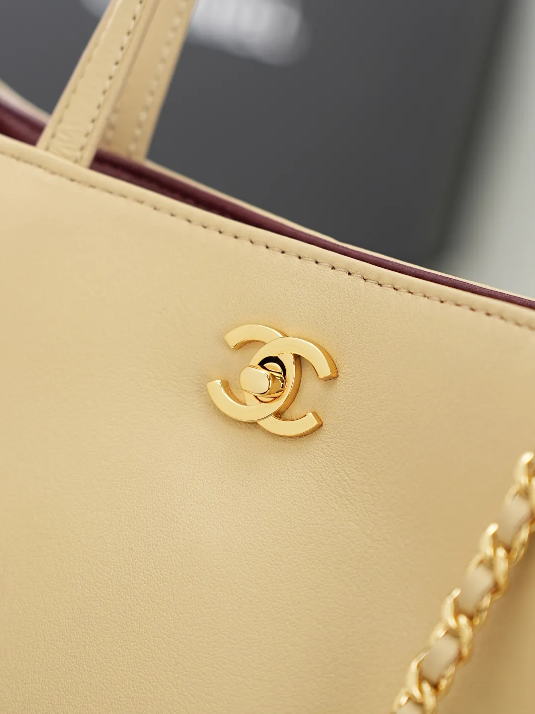 💼𝑪𝒉𝒂𝒏𝒆𝒍 𝟐𝟔𝑨 | 新款🆕高级手工坊👜 「图片小号」💜独家背景💜实物实拍/顶级质量 ✨奶茶光面小牛皮竖款托特包🤎,细腻平滑头层牛皮搭配利落方正包型🌼,亮金色旋扣标识精致醒目,搭配同皮短提手与可调节穿皮金属长链,手提斜挎两种背法随心切换,内里酒红色真皮内衬质感出众,磁吸按扣开合便捷,包身走线工整立体不易变形,底部平整支撑版型挺括,五金刻印清晰细腻,柔和浅奶茶色调自带温婉通勤氛围感☀️,日常通勤、逛街出行都十分适配。 款号:6452 颜色如图所示💝带包装盒 尺寸:𝟐𝟖.𝟓×𝟐𝟑.𝟓×𝟗.𝟓𝒄𝒎