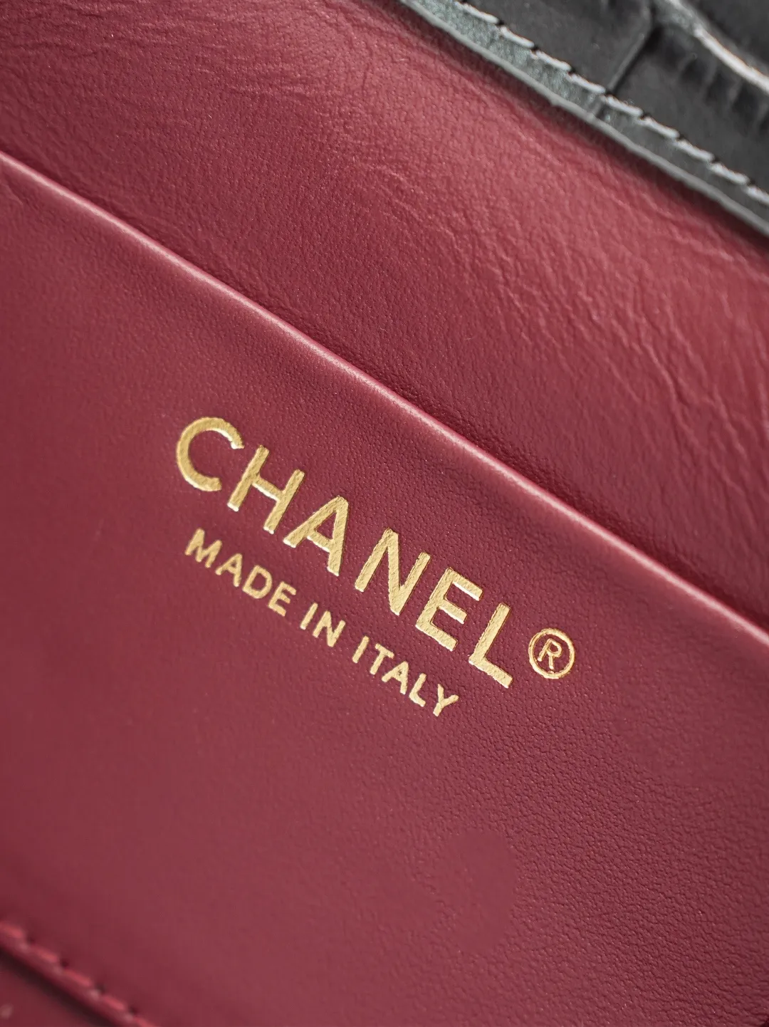 💼𝑪𝒉𝒂𝒏𝒆𝒍 𝟐𝟔𝑨 | 新品🆕手柄口盖包👜 💜独家背景💜实物实拍/顶级质量 ✨深灰色亮面漆皮菱格链条包🖤,细腻亮泽漆皮搭配工整菱格绗缝🌼,冷调银质锁扣简约高级,可调节穿皮金属链条随心调整长度,单肩斜挎都合适,包身轮廓立体有型,内衬细腻耐磨,五金纹路做工精细,低调灰调自带清冷高级感☀️,通勤日常搭配各类服饰都很出彩。 款号:6424 深灰色鳄鱼纹 尺寸:𝟏𝟒.𝟓×𝟏𝟗.𝟓×𝟓𝒄𝒎