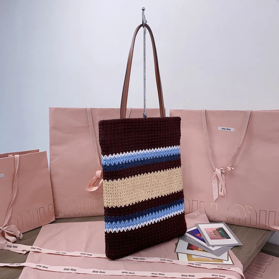 5BG248,进口拉菲草编拼绵线编织托特包,新正面标志性MiuMiu刺绣,棉布里内,超轻,容量超大,小尺寸竖版适配度更高,上班通勤外出旅游都是绝佳的选择,一年四季都适用,实物超级无敌美,尺寸:30X38CM