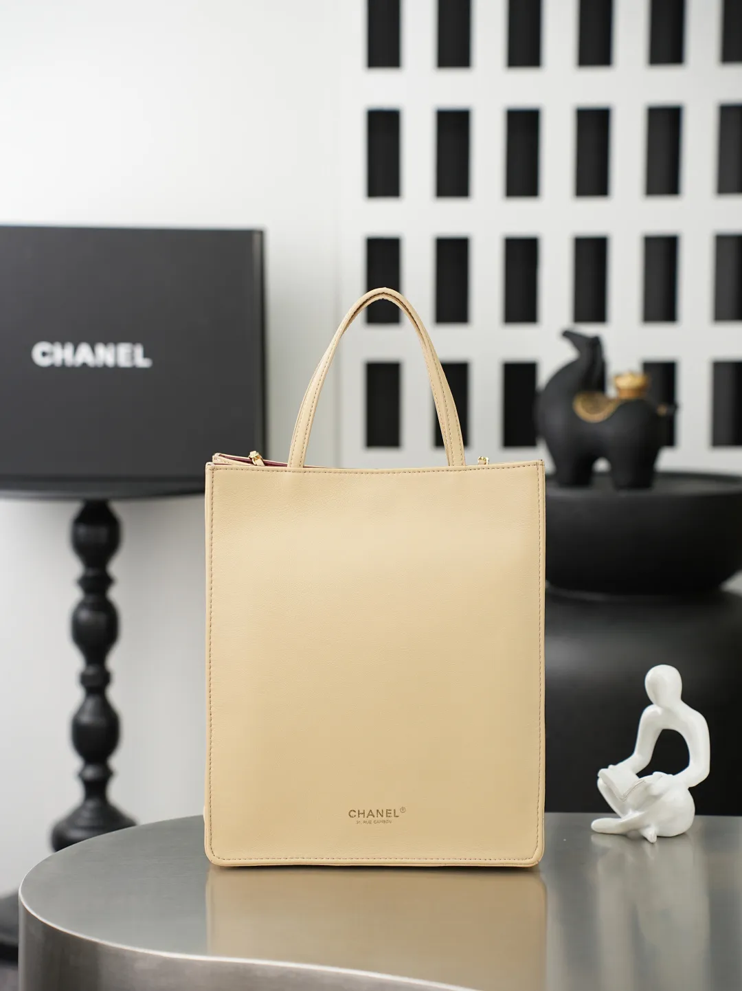 💼𝑪𝒉𝒂𝒏𝒆𝒍 𝟐𝟔𝑨 | 新款🆕高级手工坊👜 「图片小号」💜独家背景💜实物实拍/顶级质量 ✨奶茶光面小牛皮竖款托特包🤎,细腻平滑头层牛皮搭配利落方正包型🌼,亮金色旋扣标识精致醒目,搭配同皮短提手与可调节穿皮金属长链,手提斜挎两种背法随心切换,内里酒红色真皮内衬质感出众,磁吸按扣开合便捷,包身走线工整立体不易变形,底部平整支撑版型挺括,五金刻印清晰细腻,柔和浅奶茶色调自带温婉通勤氛围感☀️,日常通勤、逛街出行都十分适配。 款号:6452 颜色如图所示💝带包装盒 尺寸:𝟐𝟖.𝟓×𝟐𝟑.𝟓×𝟗.𝟓𝒄𝒎