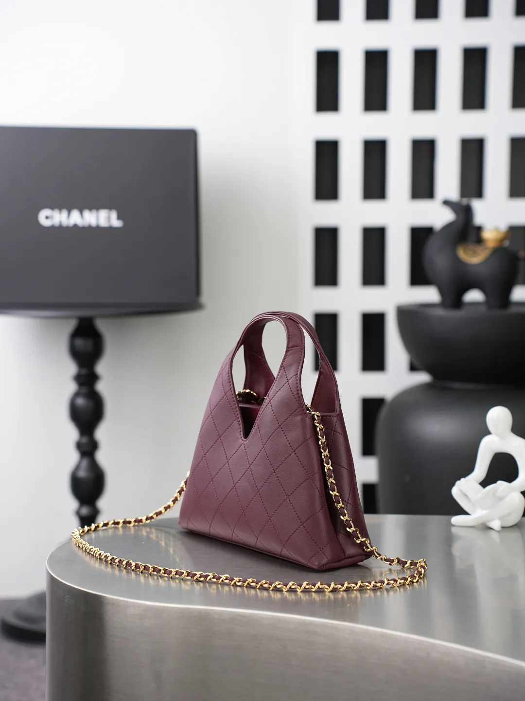 💼𝑪𝒉𝒂𝒏𝒆𝒍 𝟐𝟔𝑨 | 高级手工坊系列👜 💜独家背景💜实物实拍/顶级质量 ✨酒红色小羊皮手提小包🍷，细腻平滑羊皮搭配规整菱格绗缝🌼，亮金色双C锁扣精致大气，自带一体手提柄，还配有穿皮金属链条，手提斜挎两种背法随心切换，包身三角造型柔和饱满，内衬同色系真皮，五金刻印清晰细腻，浓郁复古红自带氛围感☀️，日常出行、约会通勤都很适配。 款号：6392 酒红色牛皮/金扣 尺寸：𝟐𝟑&times;𝟐𝟑&times;𝟕𝒄𝒎/带包装盒