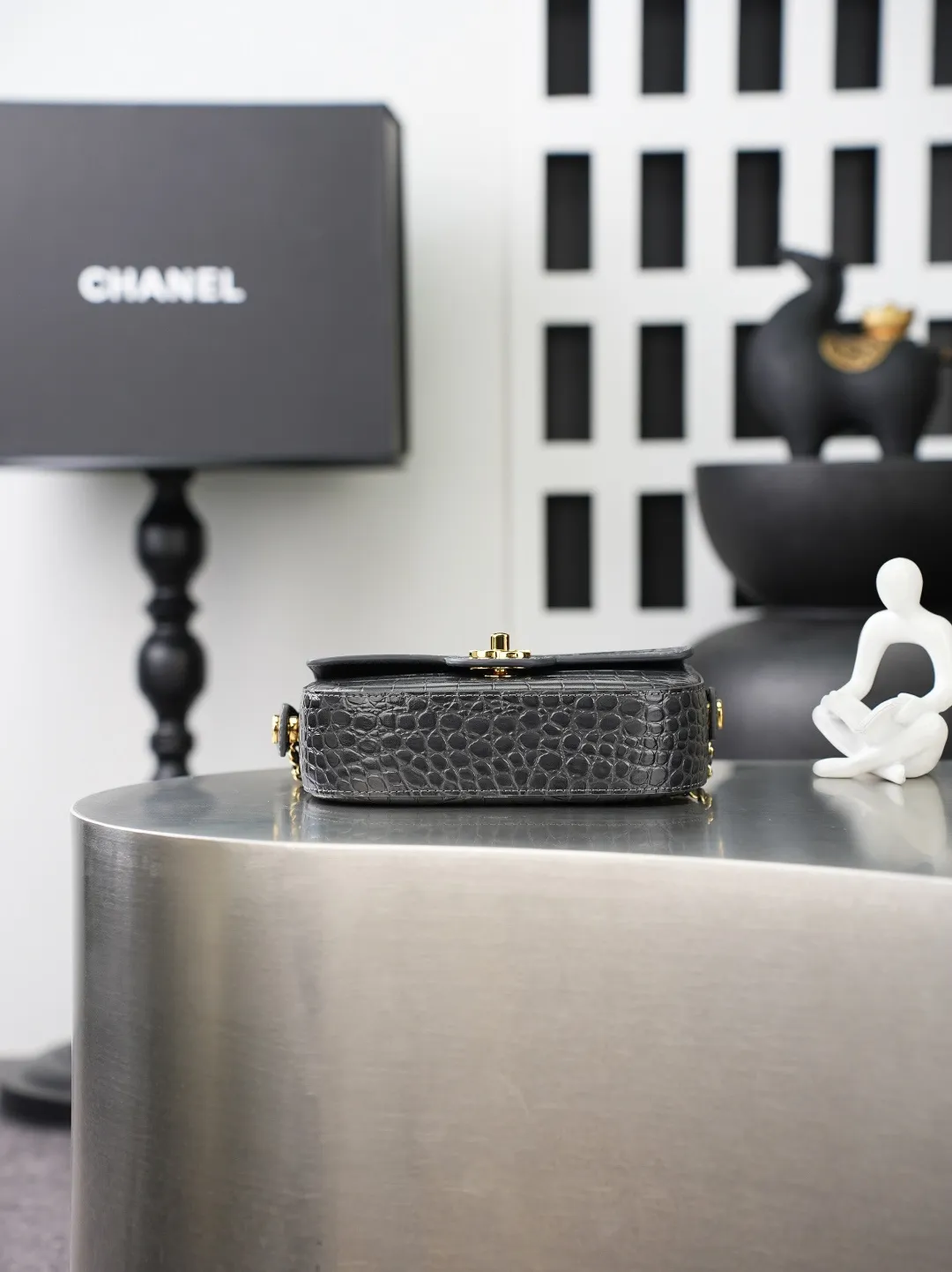 💼𝑪𝒉𝒂𝒏𝒆𝒍 𝟐𝟔𝑨 | 新品🆕手柄口盖包👜 💜独家背景💜实物实拍/顶级质量 ✨深灰色亮面漆皮菱格链条包🖤,细腻亮泽漆皮搭配工整菱格绗缝🌼,冷调银质锁扣简约高级,可调节穿皮金属链条随心调整长度,单肩斜挎都合适,包身轮廓立体有型,内衬细腻耐磨,五金纹路做工精细,低调灰调自带清冷高级感☀️,通勤日常搭配各类服饰都很出彩。 款号:6424 深灰色鳄鱼纹 尺寸:𝟏𝟒.𝟓×𝟏𝟗.𝟓×𝟓𝒄𝒎