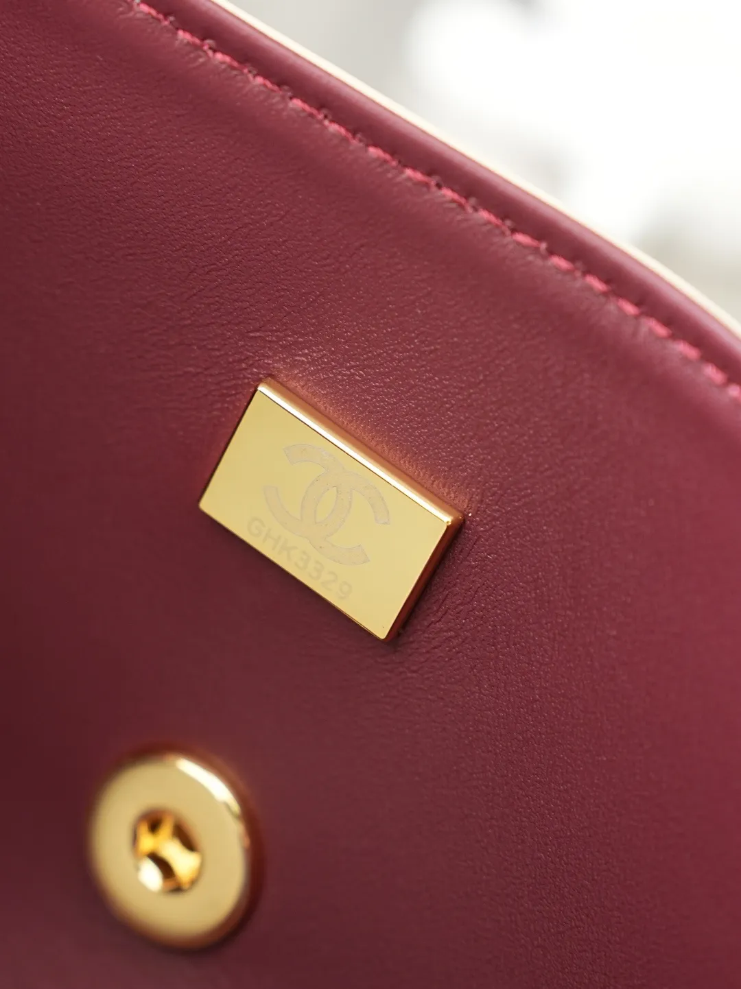 💼𝑪𝒉𝒂𝒏𝒆𝒍 𝟐𝟔𝑨 | 新品🆕手柄口盖包👜 💜独家背景💜实物实拍/顶级质量 ✨浅米色平滑光面小牛皮手提马鞍包🤍,细腻软糯的平纹牛皮搭配利落圆弧包身🌼,亮金色旋扣标识精致醒目,自带一体式同皮短提手,搭配可穿皮调节金属细链条,手提、斜挎两种背法随心切换,侧边皮扣细节做工工整,内里酒红色真皮衬里搭配金属刻印铭牌,走线细密均匀,柔和浅米色自带温婉日常氛围感☀️通勤约会各种穿搭都能轻松适配。 款号:6424 杏色牛皮 尺寸:𝟏𝟒.𝟓×𝟏𝟗.𝟓×𝟓𝒄𝒎