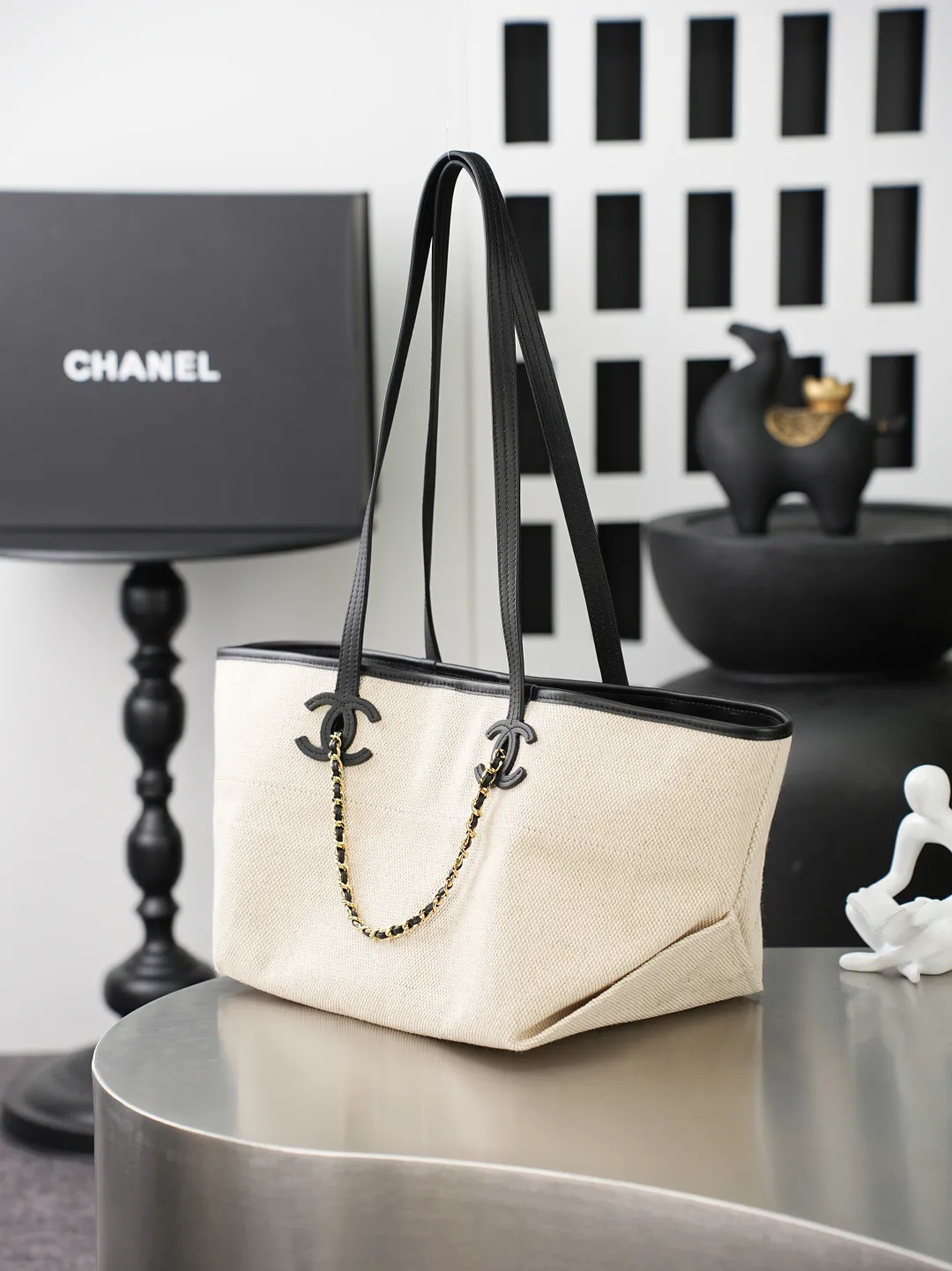 💼𝑪𝒉𝒂𝒏𝒆𝒍 𝟐𝟔𝑺 | 帆布托特沙滩包👜 💜独家背景💜实物实拍/顶级质量 ✨米白帆布拼黑色牛皮托特包🤍,肌理紧实耐磨的米调帆布搭配细腻光面牛皮包边🌼,两侧立体双C皮标搭配穿皮复古金链条,简约撞色层次柔和,加宽同皮长肩带减负舒适,单肩背负随性松弛,包身可折叠三角底设计灵活扩容,内里全黑真皮衬里搭配烫金标识,内设拉链隔袋与卡位小包,五金刻印清晰规整,清爽浅帆布弱化厚重感,春夏通勤出行适配度拉满☀️,轻松打造简约轻奢休闲造型。 款号:6282 颜色如图所示 尺寸:𝟐𝟎×𝟒𝟑×𝟏𝟕𝒄𝒎