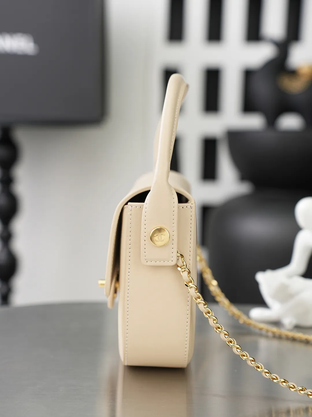 💼𝑪𝒉𝒂𝒏𝒆𝒍 𝟐𝟔𝑨 | 新品🆕手柄口盖包👜 💜独家背景💜实物实拍/顶级质量 ✨浅米色平滑光面小牛皮手提马鞍包🤍,细腻软糯的平纹牛皮搭配利落圆弧包身🌼,亮金色旋扣标识精致醒目,自带一体式同皮短提手,搭配可穿皮调节金属细链条,手提、斜挎两种背法随心切换,侧边皮扣细节做工工整,内里酒红色真皮衬里搭配金属刻印铭牌,走线细密均匀,柔和浅米色自带温婉日常氛围感☀️通勤约会各种穿搭都能轻松适配。 款号:6424 杏色牛皮 尺寸:𝟏𝟒.𝟓×𝟏𝟗.𝟓×𝟓𝒄𝒎