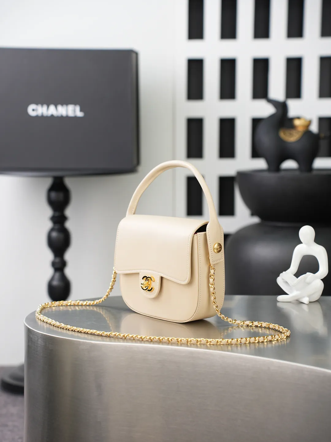 💼𝑪𝒉𝒂𝒏𝒆𝒍 𝟐𝟔𝑨 | 新品🆕手柄口盖包👜 💜独家背景💜实物实拍/顶级质量 ✨浅米色平滑光面小牛皮手提马鞍包🤍,细腻软糯的平纹牛皮搭配利落圆弧包身🌼,亮金色旋扣标识精致醒目,自带一体式同皮短提手,搭配可穿皮调节金属细链条,手提、斜挎两种背法随心切换,侧边皮扣细节做工工整,内里酒红色真皮衬里搭配金属刻印铭牌,走线细密均匀,柔和浅米色自带温婉日常氛围感☀️通勤约会各种穿搭都能轻松适配。 款号:6424 杏色牛皮 尺寸:𝟏𝟒.𝟓×𝟏𝟗.𝟓×𝟓𝒄𝒎