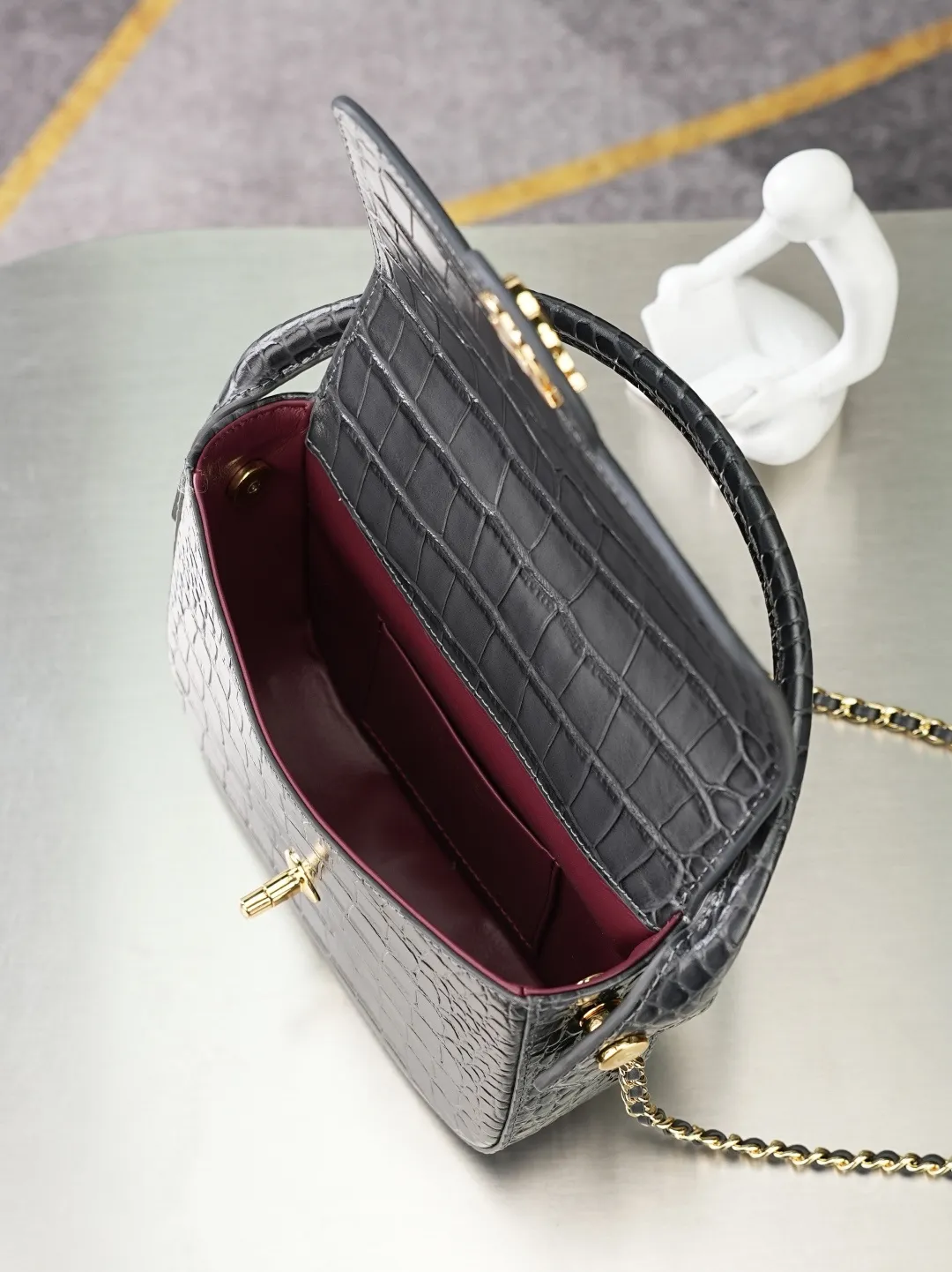 💼𝑪𝒉𝒂𝒏𝒆𝒍 𝟐𝟔𝑨 | 新品🆕手柄口盖包👜 💜独家背景💜实物实拍/顶级质量 ✨深灰色亮面漆皮菱格链条包🖤，细腻亮泽漆皮搭配工整菱格绗缝🌼，冷调银质锁扣简约高级，可调节穿皮金属链条随心调整长度，单肩斜挎都合适，包身轮廓立体有型，内衬细腻耐磨，五金纹路做工精细，低调灰调自带清冷高级感☀️，通勤日常搭配各类服饰都很出彩。 款号：6424 深灰色鳄鱼纹 尺寸：𝟏𝟒.𝟓&times;𝟏𝟗.𝟓&times;𝟓𝒄𝒎