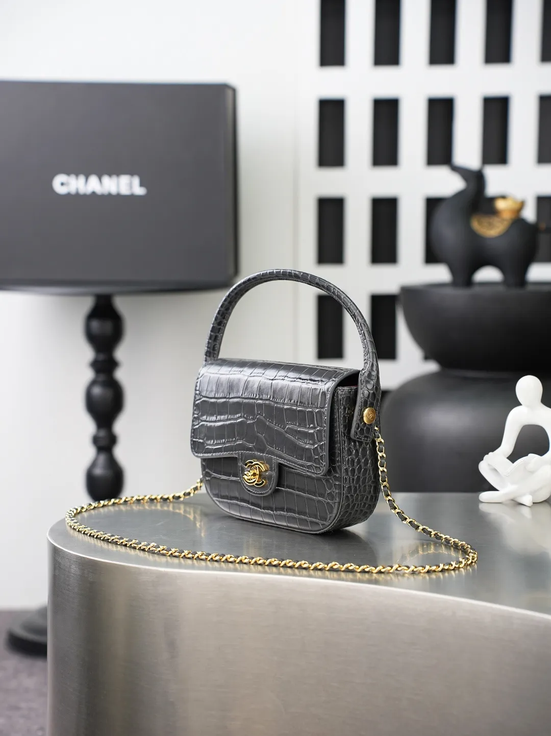 💼𝑪𝒉𝒂𝒏𝒆𝒍 𝟐𝟔𝑨 | 新品🆕手柄口盖包👜 💜独家背景💜实物实拍/顶级质量 ✨深灰色亮面漆皮菱格链条包🖤,细腻亮泽漆皮搭配工整菱格绗缝🌼,冷调银质锁扣简约高级,可调节穿皮金属链条随心调整长度,单肩斜挎都合适,包身轮廓立体有型,内衬细腻耐磨,五金纹路做工精细,低调灰调自带清冷高级感☀️,通勤日常搭配各类服饰都很出彩。 款号:6424 深灰色鳄鱼纹 尺寸:𝟏𝟒.𝟓×𝟏𝟗.𝟓×𝟓𝒄𝒎