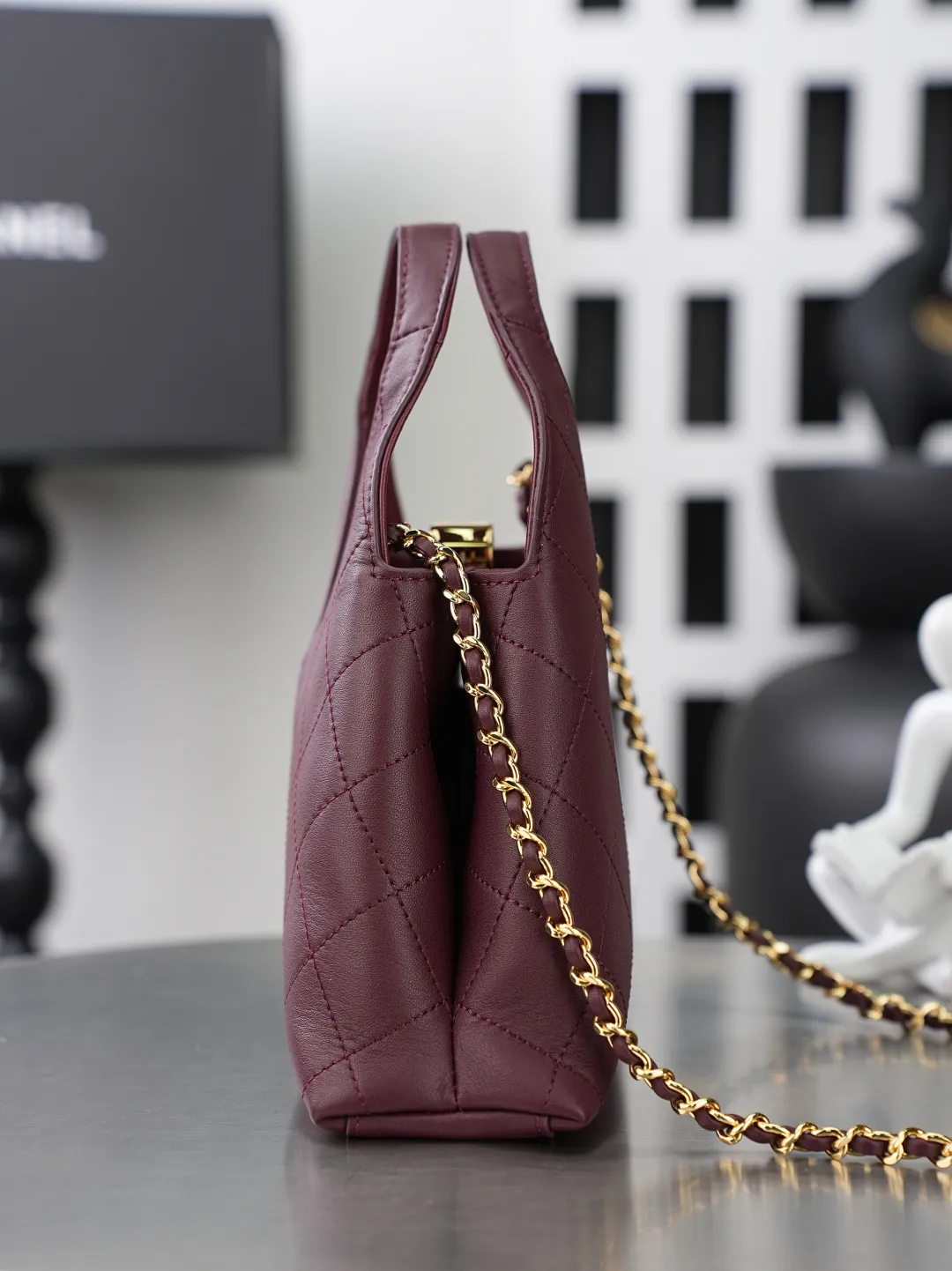💼𝑪𝒉𝒂𝒏𝒆𝒍 𝟐𝟔𝑨 | 高级手工坊系列👜 💜独家背景💜实物实拍/顶级质量 ✨酒红色小羊皮手提小包🍷，细腻平滑羊皮搭配规整菱格绗缝🌼，亮金色双C锁扣精致大气，自带一体手提柄，还配有穿皮金属链条，手提斜挎两种背法随心切换，包身三角造型柔和饱满，内衬同色系真皮，五金刻印清晰细腻，浓郁复古红自带氛围感☀️，日常出行、约会通勤都很适配。 款号：6392 酒红色牛皮/金扣 尺寸：𝟐𝟑&times;𝟐𝟑&times;𝟕𝒄𝒎/带包装盒