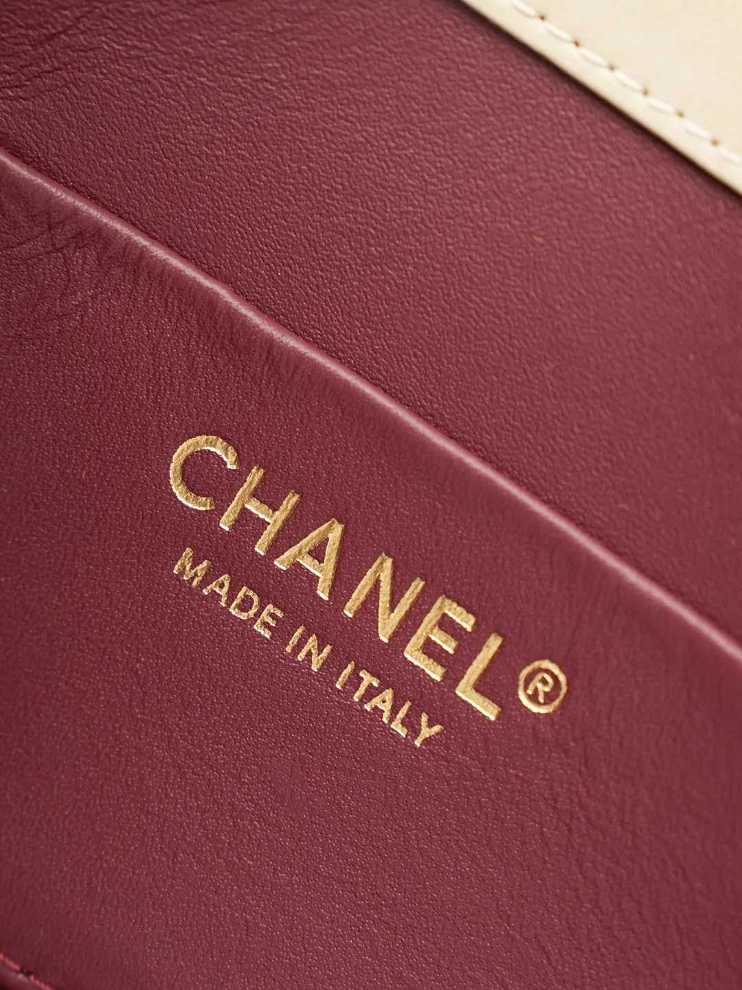 💼𝑪𝒉𝒂𝒏𝒆𝒍 𝟐𝟔𝑨 | 新品🆕手柄口盖包👜 💜独家背景💜实物实拍/顶级质量 ✨浅米色平滑光面小牛皮手提马鞍包🤍,细腻软糯的平纹牛皮搭配利落圆弧包身🌼,亮金色旋扣标识精致醒目,自带一体式同皮短提手,搭配可穿皮调节金属细链条,手提、斜挎两种背法随心切换,侧边皮扣细节做工工整,内里酒红色真皮衬里搭配金属刻印铭牌,走线细密均匀,柔和浅米色自带温婉日常氛围感☀️通勤约会各种穿搭都能轻松适配。 款号:6424 杏色牛皮 尺寸:𝟏𝟒.𝟓×𝟏𝟗.𝟓×𝟓𝒄𝒎