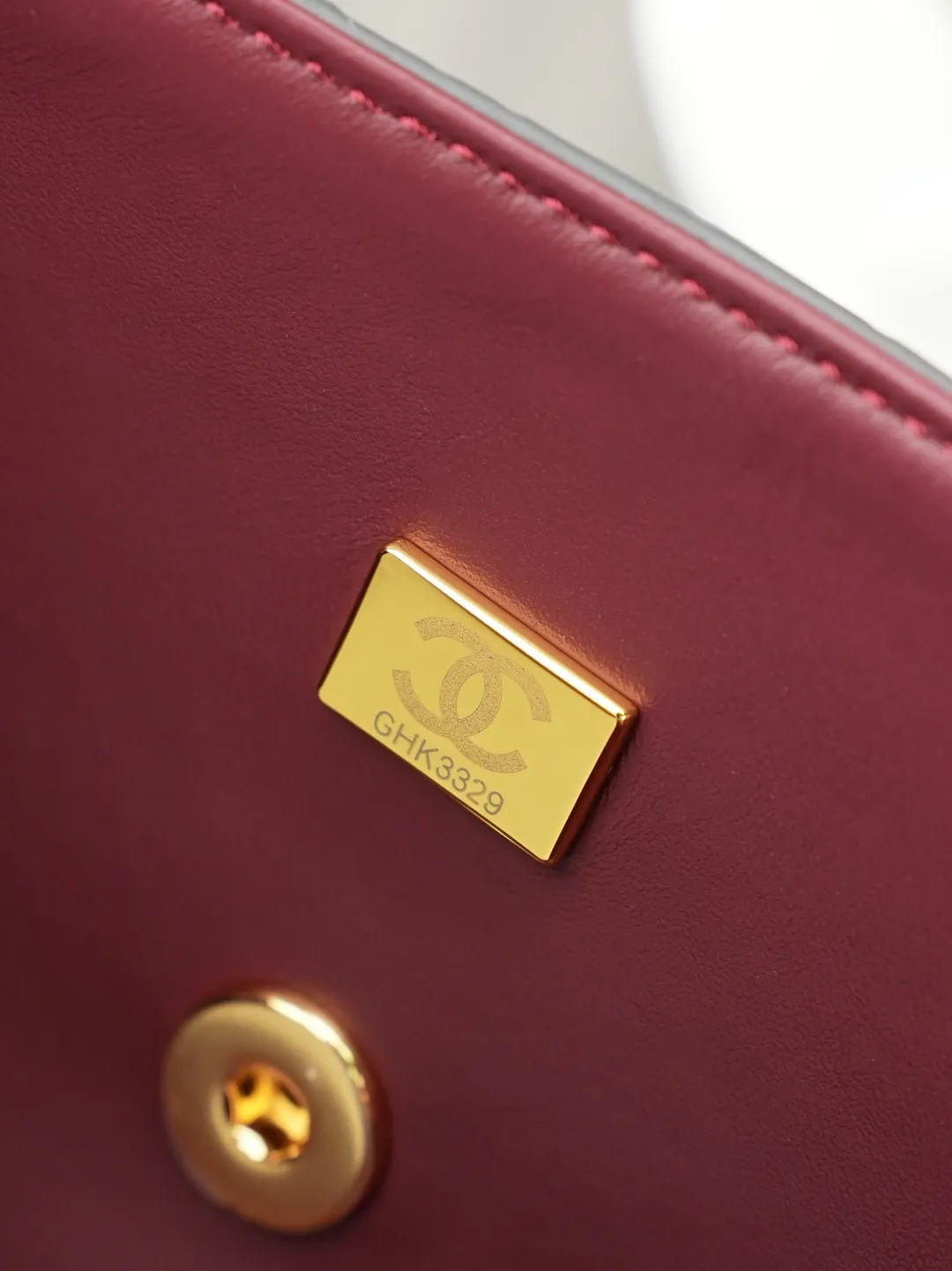 💼𝑪𝒉𝒂𝒏𝒆𝒍 𝟐𝟔𝑨 | 新品🆕手柄口盖包👜 💜独家背景💜实物实拍/顶级质量 ✨深灰色亮面漆皮菱格链条包🖤,细腻亮泽漆皮搭配工整菱格绗缝🌼,冷调银质锁扣简约高级,可调节穿皮金属链条随心调整长度,单肩斜挎都合适,包身轮廓立体有型,内衬细腻耐磨,五金纹路做工精细,低调灰调自带清冷高级感☀️,通勤日常搭配各类服饰都很出彩。 款号:6424 深灰色鳄鱼纹 尺寸:𝟏𝟒.𝟓×𝟏𝟗.𝟓×𝟓𝒄𝒎