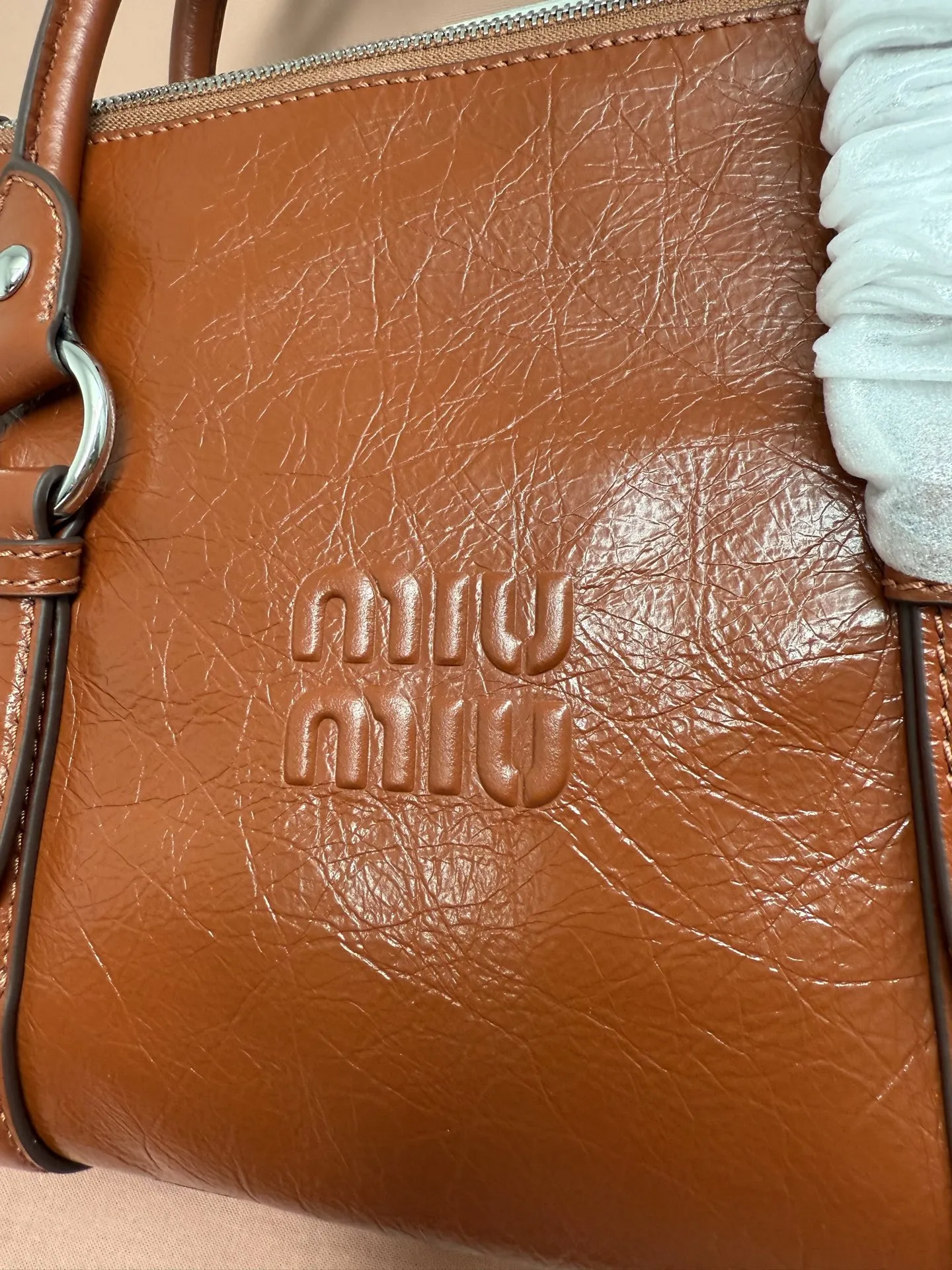 Miumiu26早春新款油蜡皮机车包 这款是油蜡牛皮的、 国内上的是蝴蝶结 版的 欧洲这款把蝴蝶结改成了褶皱抽绳 有长肩带可以斜挎，尺寸 小号29*15*13cm 款号333