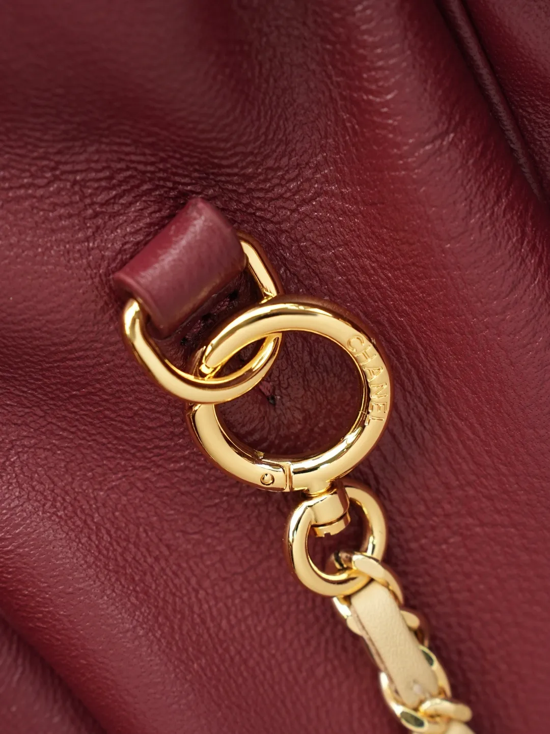 💼𝑪𝒉𝒂𝒏𝒆𝒍 𝟐𝟔𝑨 | 新款🆕高级手工坊👜 「图片小号」💜独家背景💜实物实拍/顶级质量 ✨奶茶光面小牛皮竖款托特包🤎,细腻平滑头层牛皮搭配利落方正包型🌼,亮金色旋扣标识精致醒目,搭配同皮短提手与可调节穿皮金属长链,手提斜挎两种背法随心切换,内里酒红色真皮内衬质感出众,磁吸按扣开合便捷,包身走线工整立体不易变形,底部平整支撑版型挺括,五金刻印清晰细腻,柔和浅奶茶色调自带温婉通勤氛围感☀️,日常通勤、逛街出行都十分适配。 款号:6452 颜色如图所示💝带包装盒 尺寸:𝟐𝟖.𝟓×𝟐𝟑.𝟓×𝟗.𝟓𝒄𝒎