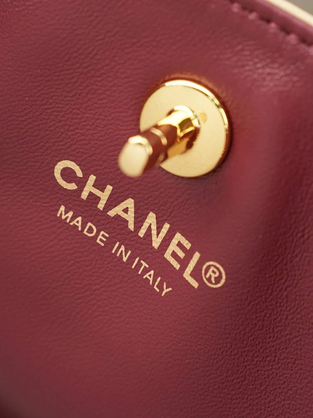 💼𝑪𝒉𝒂𝒏𝒆𝒍 𝟐𝟔𝑨 | 新款🆕高级手工坊👜 「图片小号」💜独家背景💜实物实拍/顶级质量 ✨奶茶光面小牛皮竖款托特包🤎,细腻平滑头层牛皮搭配利落方正包型🌼,亮金色旋扣标识精致醒目,搭配同皮短提手与可调节穿皮金属长链,手提斜挎两种背法随心切换,内里酒红色真皮内衬质感出众,磁吸按扣开合便捷,包身走线工整立体不易变形,底部平整支撑版型挺括,五金刻印清晰细腻,柔和浅奶茶色调自带温婉通勤氛围感☀️,日常通勤、逛街出行都十分适配。 款号:6452 颜色如图所示💝带包装盒 尺寸:𝟐𝟖.𝟓×𝟐𝟑.𝟓×𝟗.𝟓𝒄𝒎