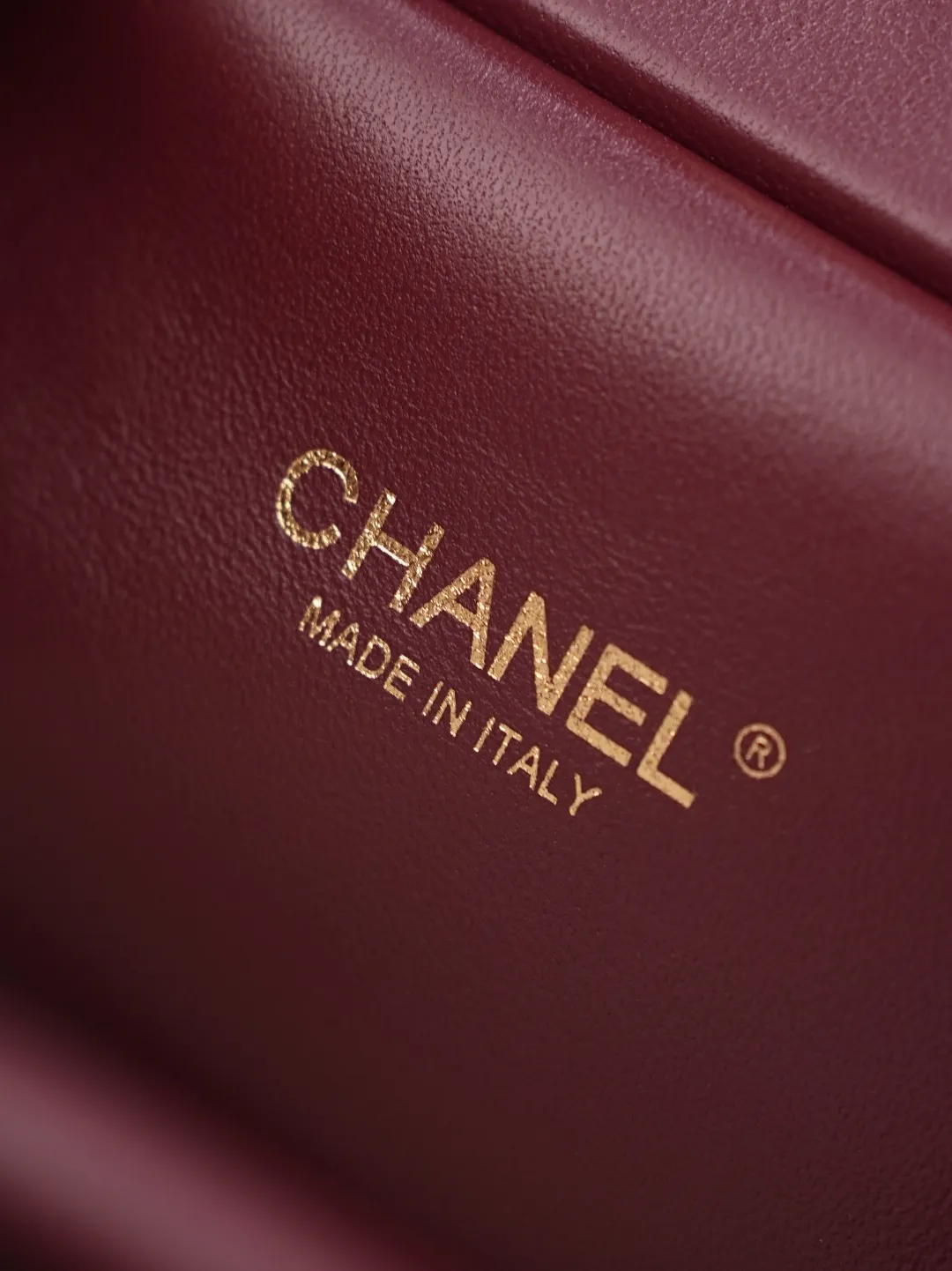 💼𝑪𝒉𝒂𝒏𝒆𝒍 𝟐𝟔𝑨 | 高级手工坊系列👜 💜独家背景💜实物实拍/顶级质量 ✨酒红色小羊皮手提小包🍷,细腻平滑羊皮搭配规整菱格绗缝🌼,亮金色双C锁扣精致大气,自带一体手提柄,还配有穿皮金属链条,手提斜挎两种背法随心切换,包身三角造型柔和饱满,内衬同色系真皮,五金刻印清晰细腻,浓郁复古红自带氛围感☀️,日常出行、约会通勤都很适配。 款号:6392 酒红色牛皮/金扣 尺寸:𝟐𝟑×𝟐𝟑×𝟕𝒄𝒎/带包装盒