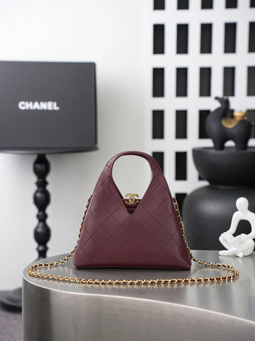 💼𝑪𝒉𝒂𝒏𝒆𝒍 𝟐𝟔𝑨 | 高级手工坊系列👜 💜独家背景💜实物实拍/顶级质量 ✨酒红色小羊皮手提小包🍷,细腻平滑羊皮搭配规整菱格绗缝🌼,亮金色双C锁扣精致大气,自带一体手提柄,还配有穿皮金属链条,手提斜挎两种背法随心切换,包身三角造型柔和饱满,内衬同色系真皮,五金刻印清晰细腻,浓郁复古红自带氛围感☀️,日常出行、约会通勤都很适配。 款号:6392 酒红色牛皮/金扣 尺寸:𝟐𝟑×𝟐𝟑×𝟕𝒄𝒎/带包装盒