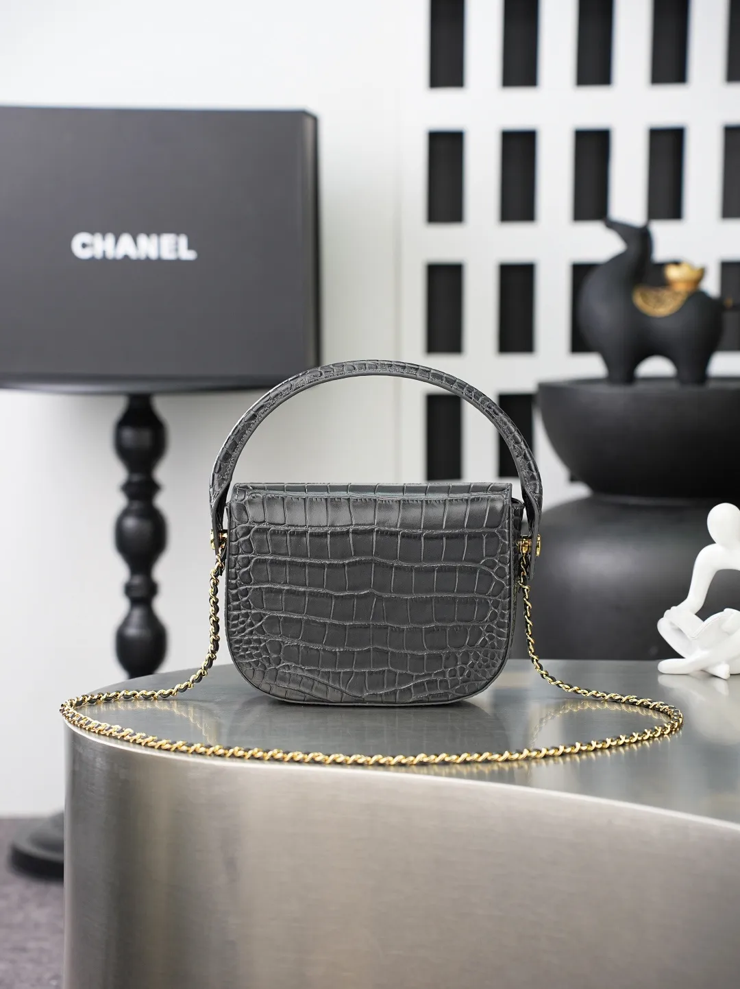 💼𝑪𝒉𝒂𝒏𝒆𝒍 𝟐𝟔𝑨 | 新品🆕手柄口盖包👜 💜独家背景💜实物实拍/顶级质量 ✨深灰色亮面漆皮菱格链条包🖤,细腻亮泽漆皮搭配工整菱格绗缝🌼,冷调银质锁扣简约高级,可调节穿皮金属链条随心调整长度,单肩斜挎都合适,包身轮廓立体有型,内衬细腻耐磨,五金纹路做工精细,低调灰调自带清冷高级感☀️,通勤日常搭配各类服饰都很出彩。 款号:6424 深灰色鳄鱼纹 尺寸:𝟏𝟒.𝟓×𝟏𝟗.𝟓×𝟓𝒄𝒎