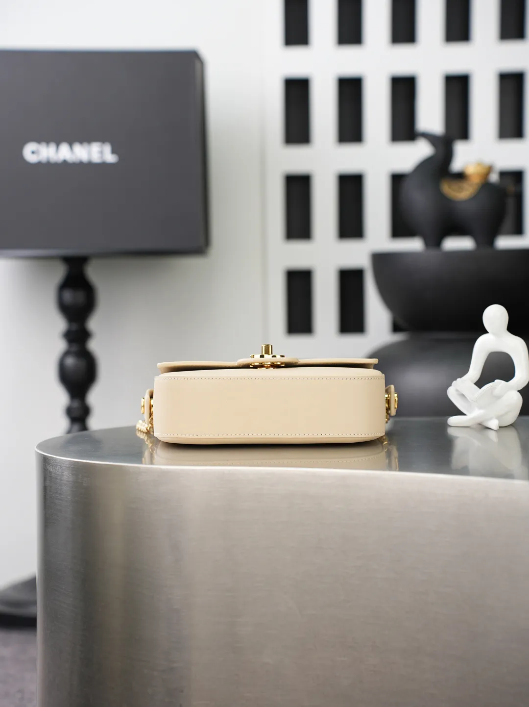 💼𝑪𝒉𝒂𝒏𝒆𝒍 𝟐𝟔𝑨 | 新品🆕手柄口盖包👜 💜独家背景💜实物实拍/顶级质量 ✨浅米色平滑光面小牛皮手提马鞍包🤍,细腻软糯的平纹牛皮搭配利落圆弧包身🌼,亮金色旋扣标识精致醒目,自带一体式同皮短提手,搭配可穿皮调节金属细链条,手提、斜挎两种背法随心切换,侧边皮扣细节做工工整,内里酒红色真皮衬里搭配金属刻印铭牌,走线细密均匀,柔和浅米色自带温婉日常氛围感☀️通勤约会各种穿搭都能轻松适配。 款号:6424 杏色牛皮 尺寸:𝟏𝟒.𝟓×𝟏𝟗.𝟓×𝟓𝒄𝒎