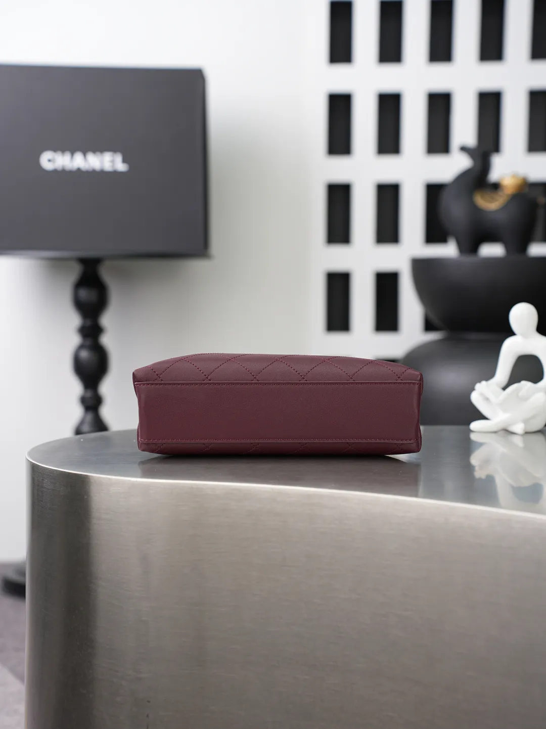 💼𝑪𝒉𝒂𝒏𝒆𝒍 𝟐𝟔𝑨 | 高级手工坊系列👜 💜独家背景💜实物实拍/顶级质量 ✨酒红色小羊皮手提小包🍷,细腻平滑羊皮搭配规整菱格绗缝🌼,亮金色双C锁扣精致大气,自带一体手提柄,还配有穿皮金属链条,手提斜挎两种背法随心切换,包身三角造型柔和饱满,内衬同色系真皮,五金刻印清晰细腻,浓郁复古红自带氛围感☀️,日常出行、约会通勤都很适配。 款号:6392 酒红色牛皮/金扣 尺寸:𝟐𝟑×𝟐𝟑×𝟕𝒄𝒎/带包装盒